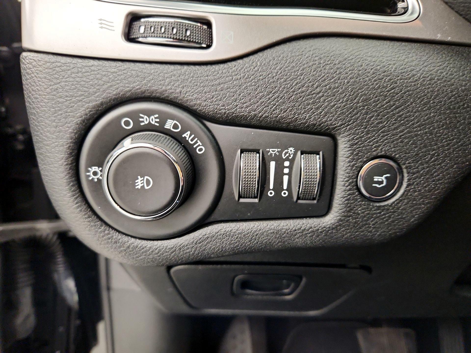 Thumbnail: 2019 Jeep Cherokee - 13