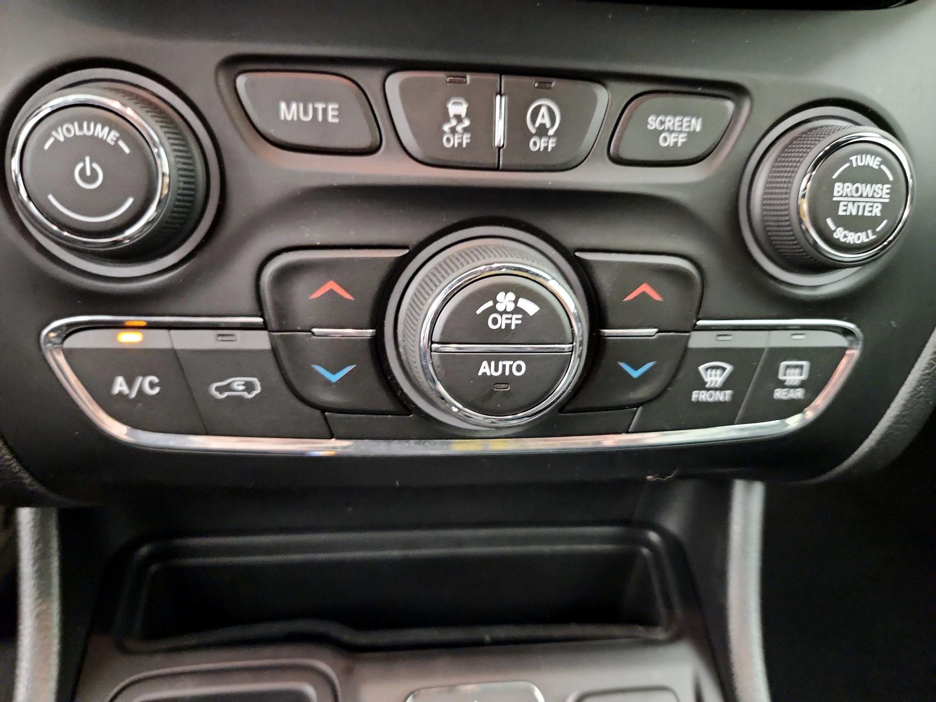 Thumbnail: 2019 Jeep Cherokee - 17