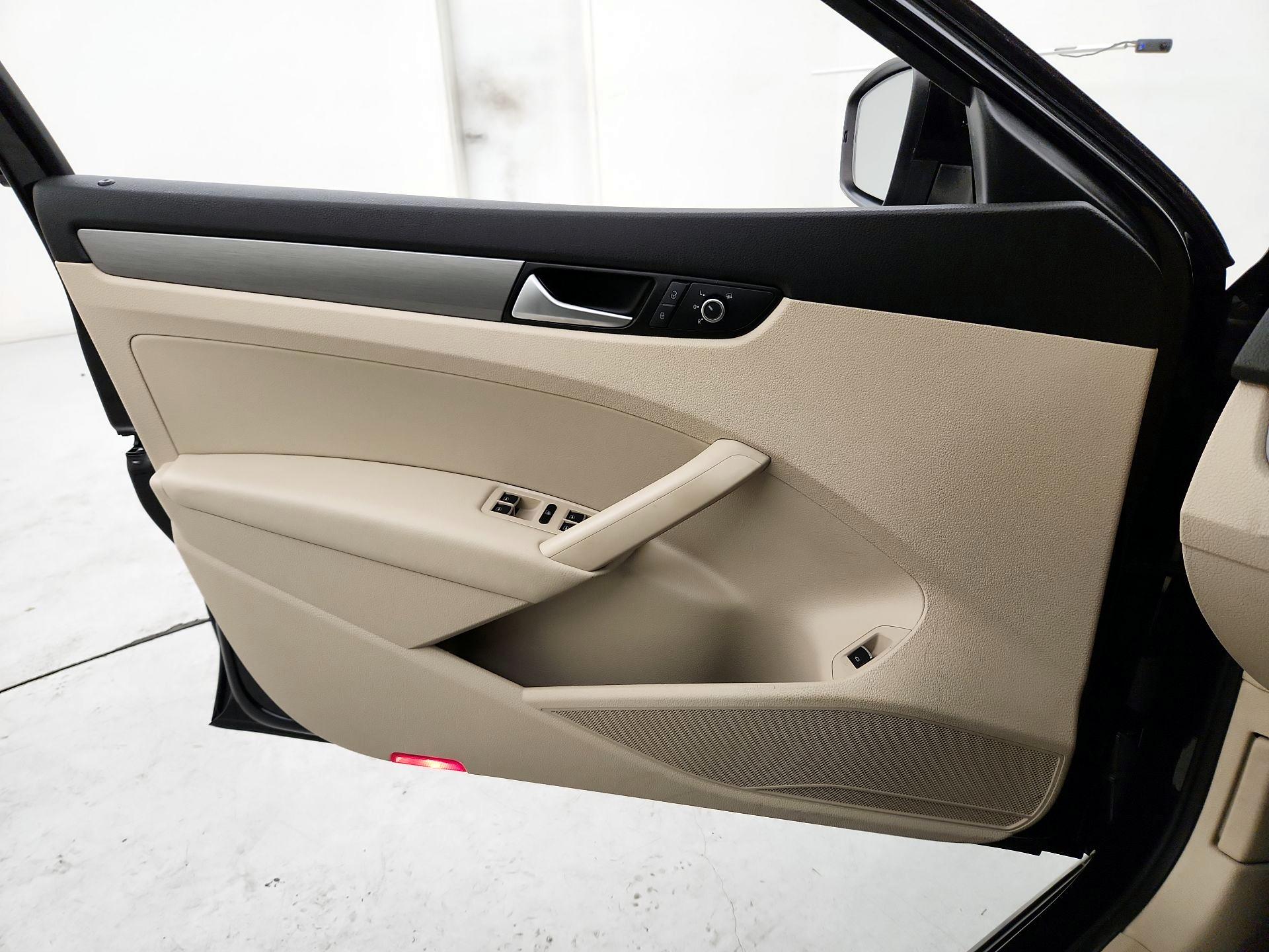 Thumbnail: 2014 Volkswagen Passat - 12