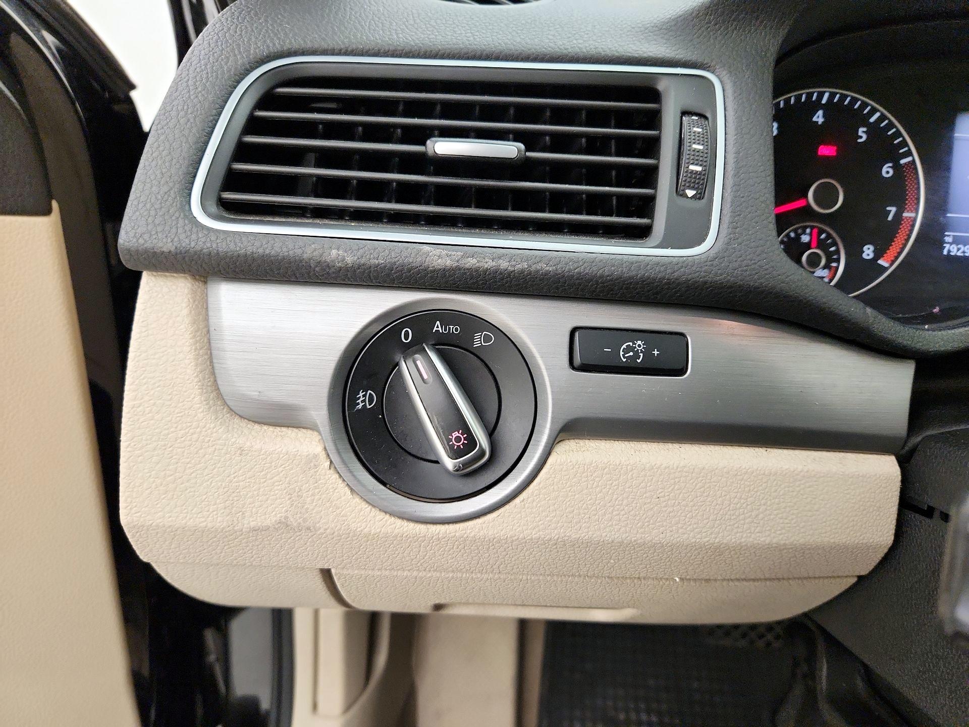 Thumbnail: 2014 Volkswagen Passat - 13