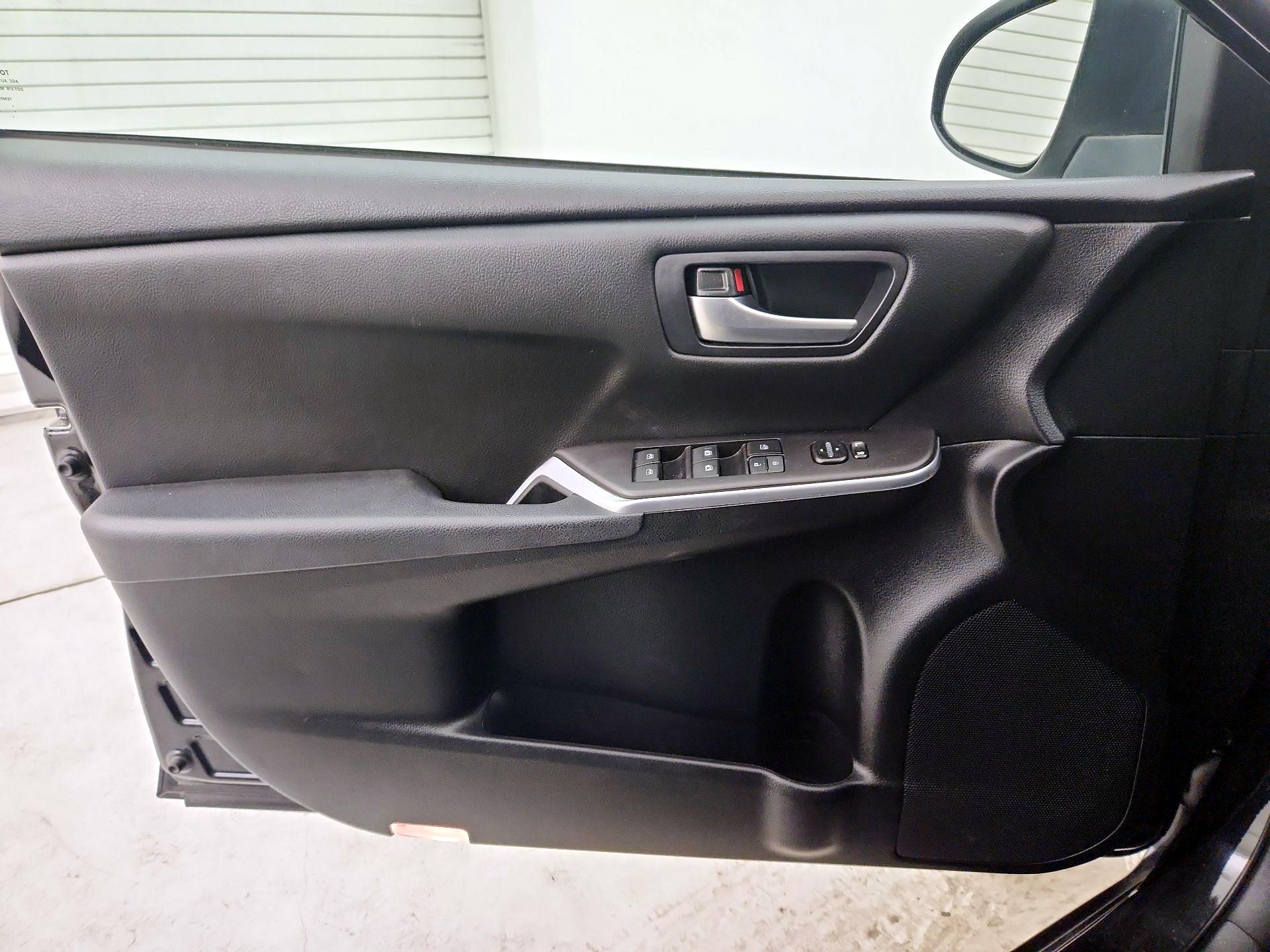 Thumbnail: 2015 Toyota Camry - 12