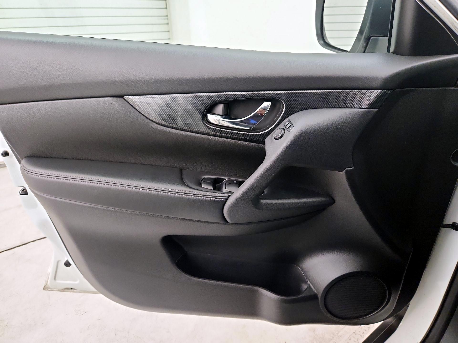 Thumbnail: 2015 Nissan Rogue - 12
