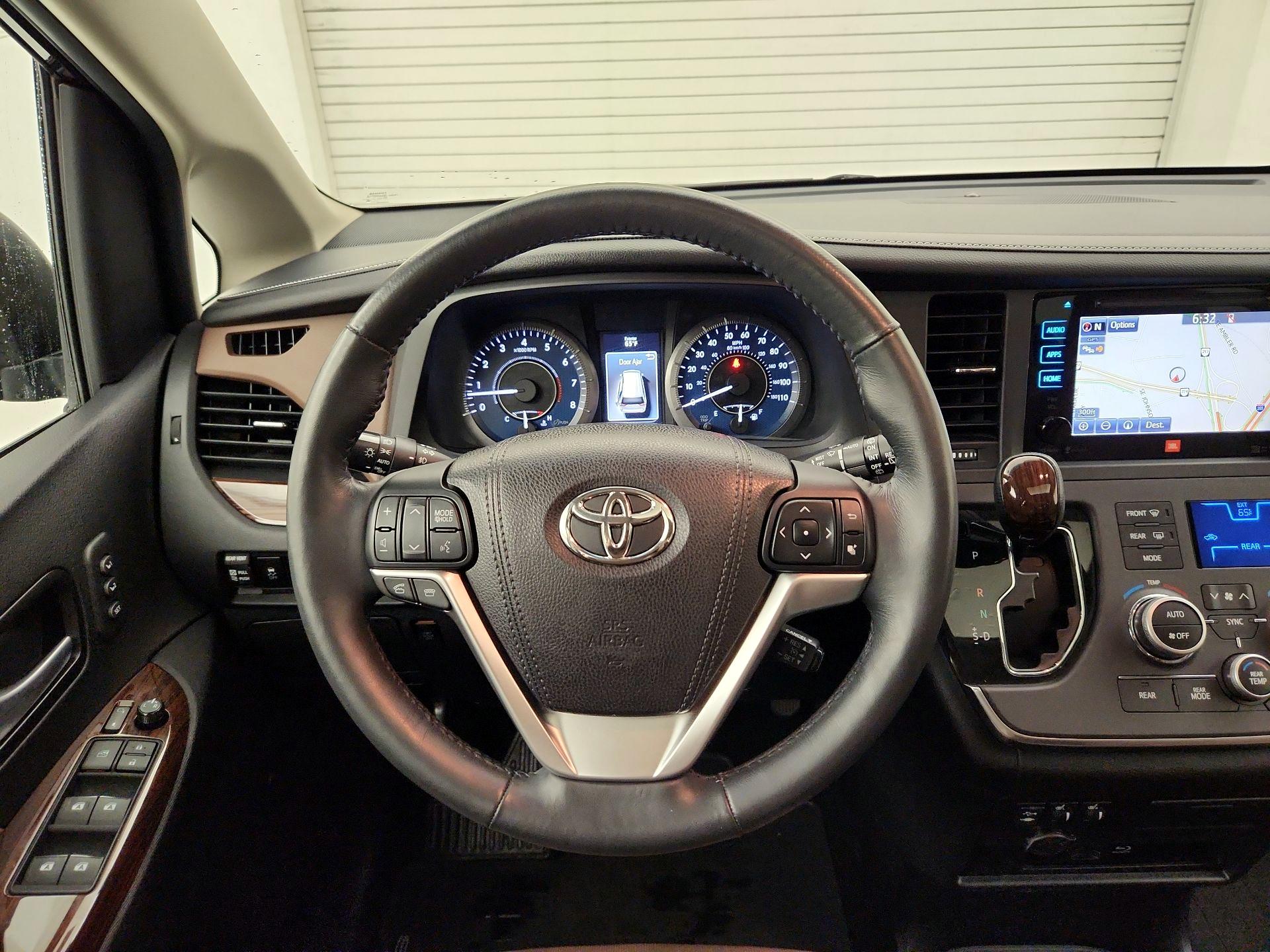 Thumbnail: 2015 Toyota Sienna - 10