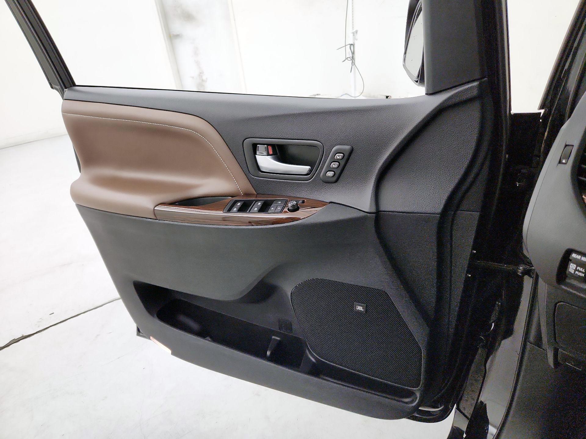 Thumbnail: 2015 Toyota Sienna - 12