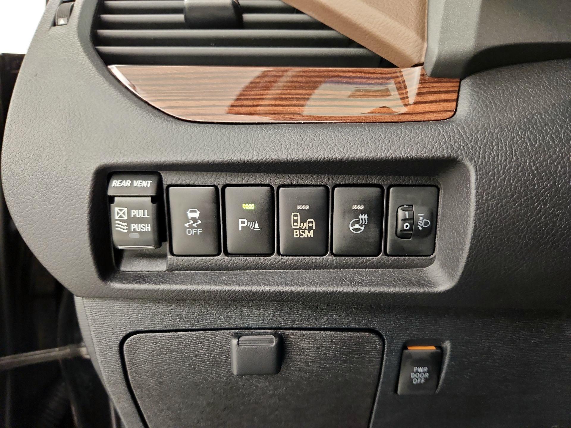 Thumbnail: 2015 Toyota Sienna - 13