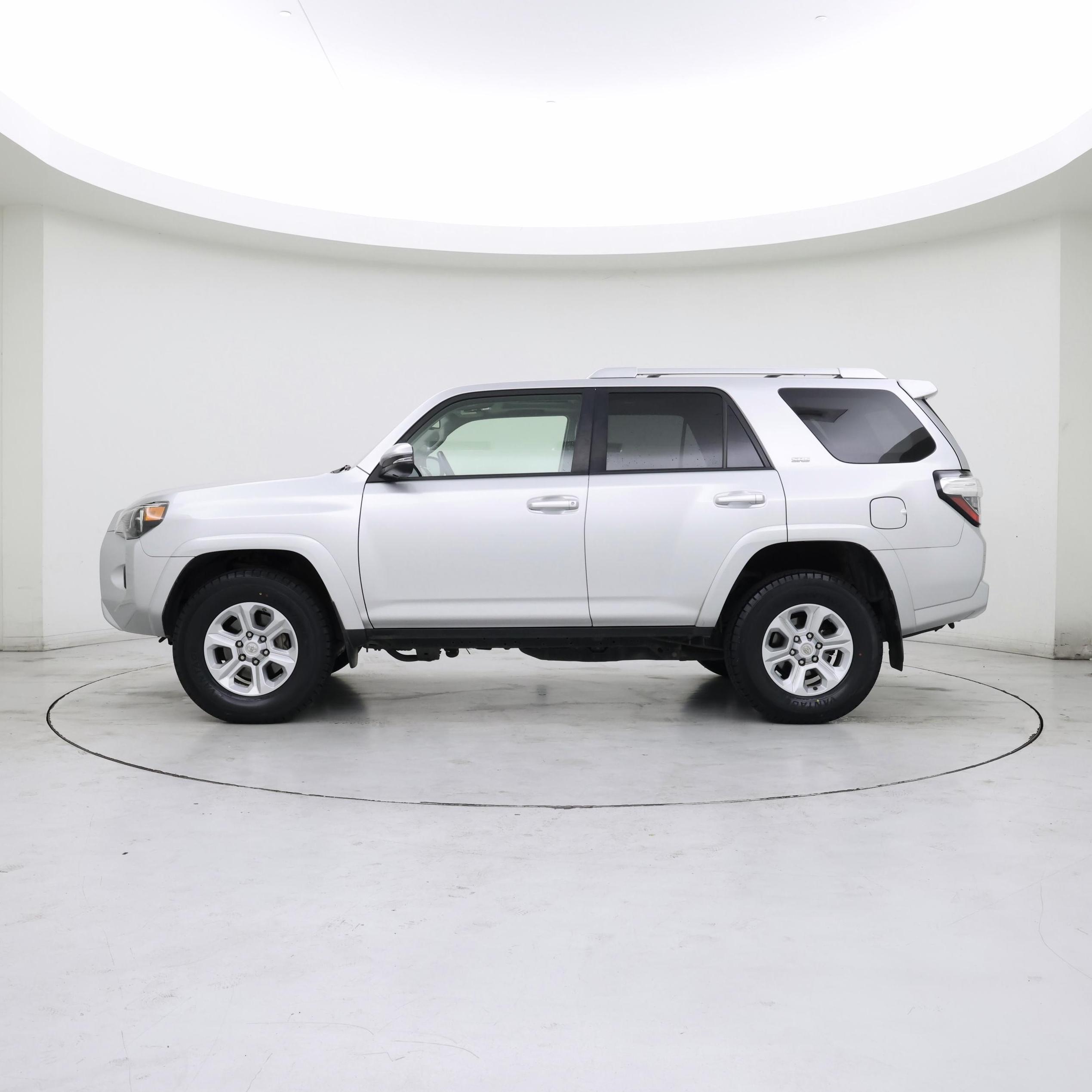 Thumbnail: 2016 Toyota 4Runner - 3