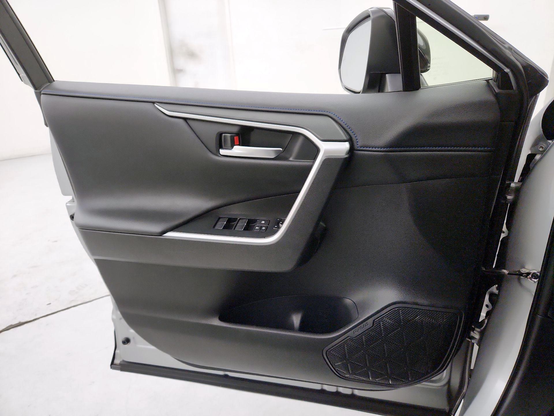 Thumbnail: 2020 Toyota RAV4 - 12