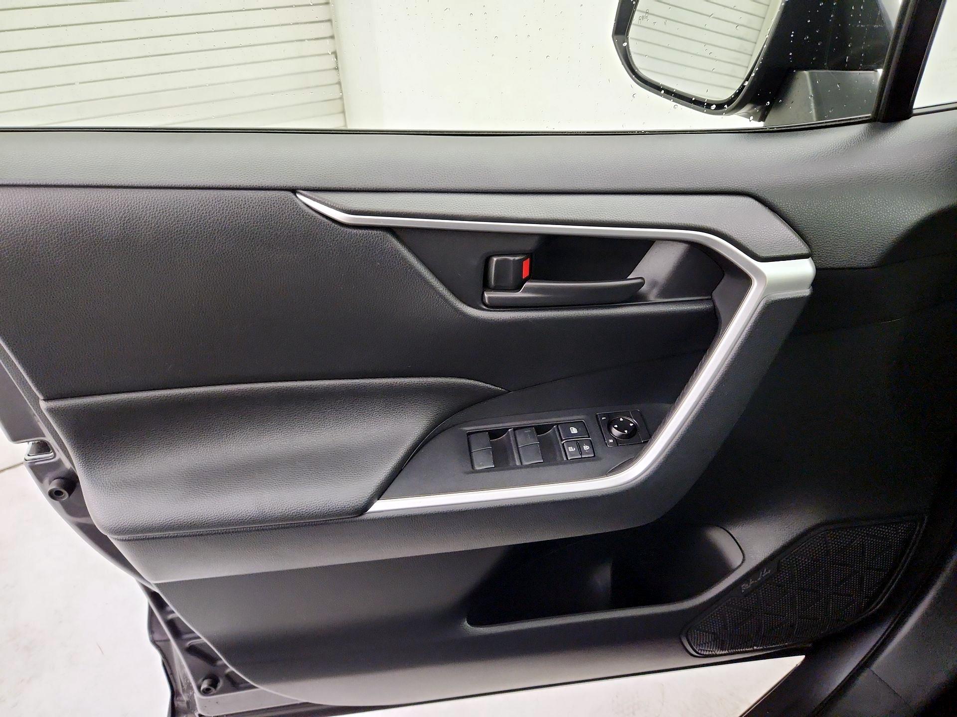 Thumbnail: 2019 Toyota RAV4 - 12