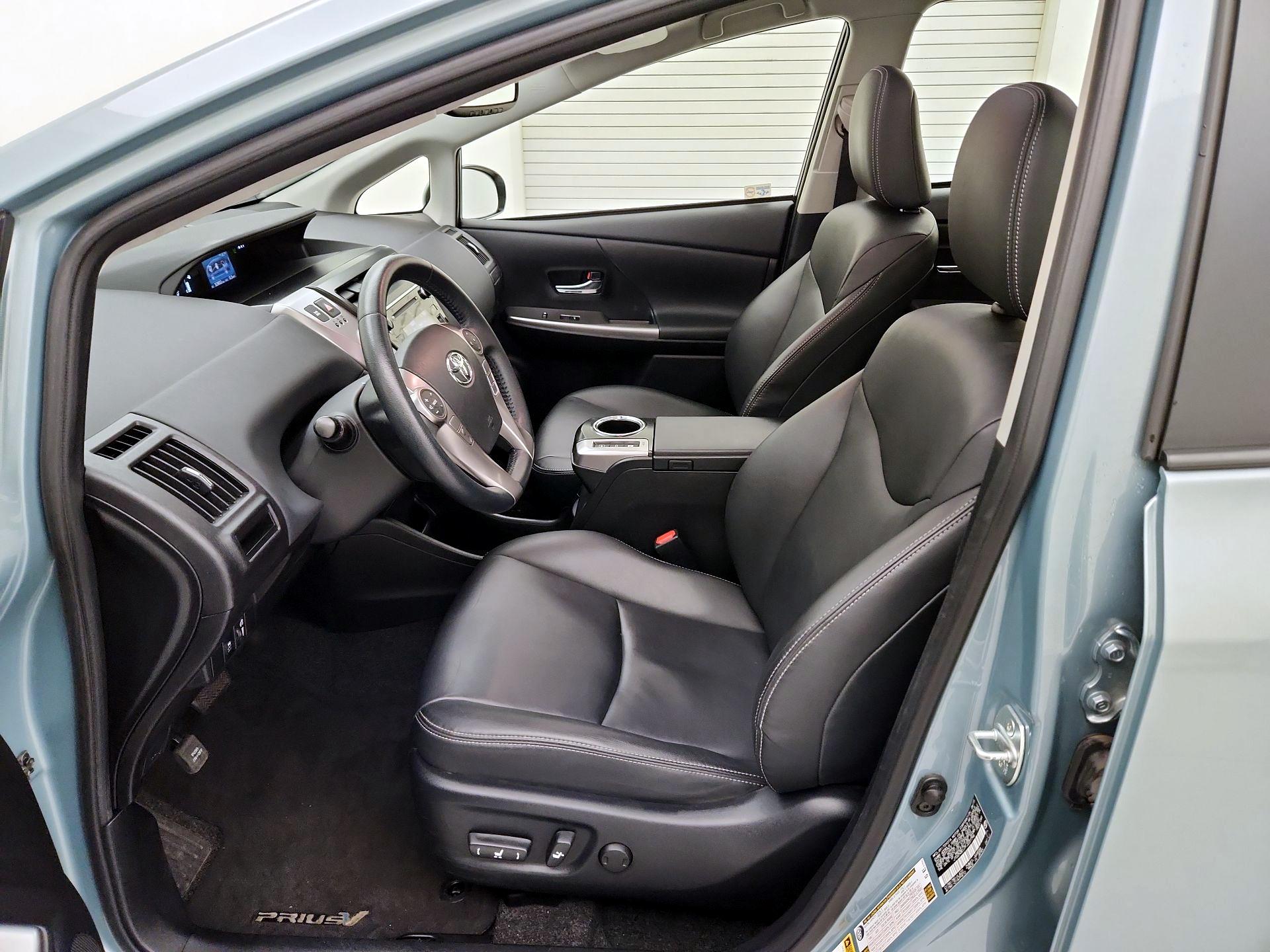 Thumbnail: 2015 Toyota Prius v - 11