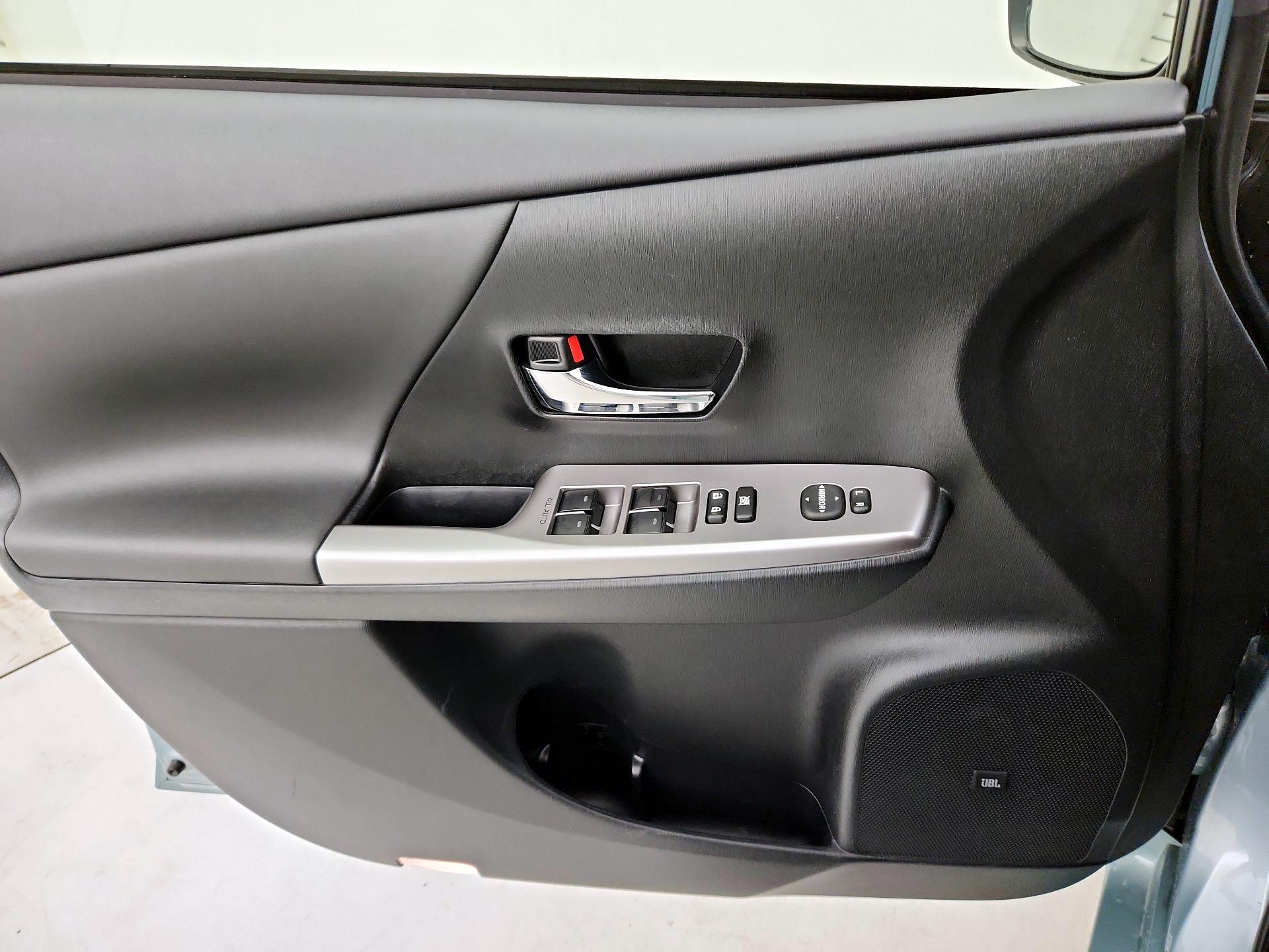 Thumbnail: 2015 Toyota Prius v - 12