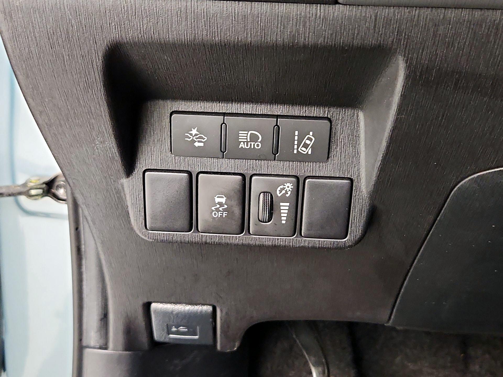 Thumbnail: 2015 Toyota Prius v - 13