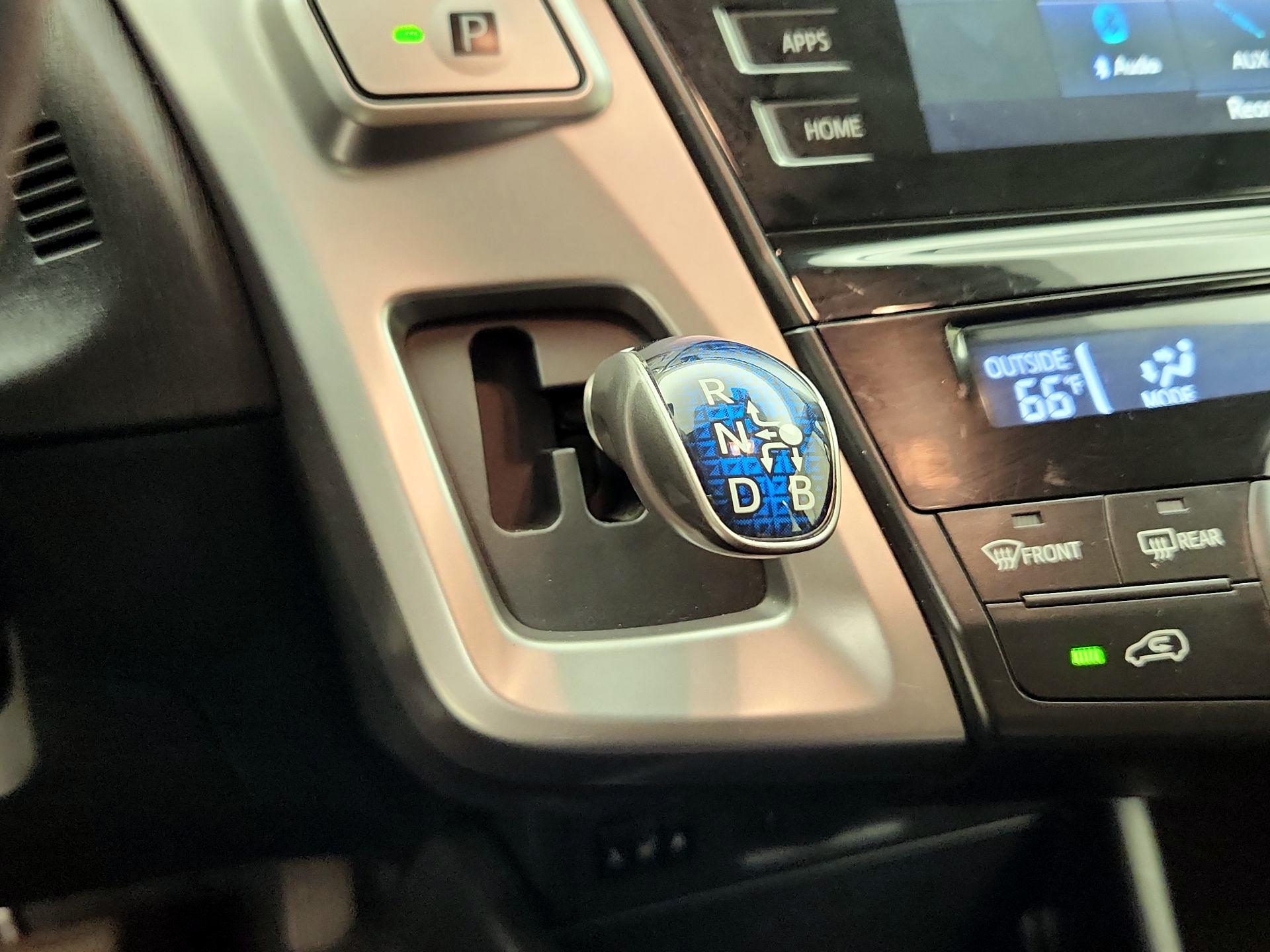 Thumbnail: 2015 Toyota Prius v - 17