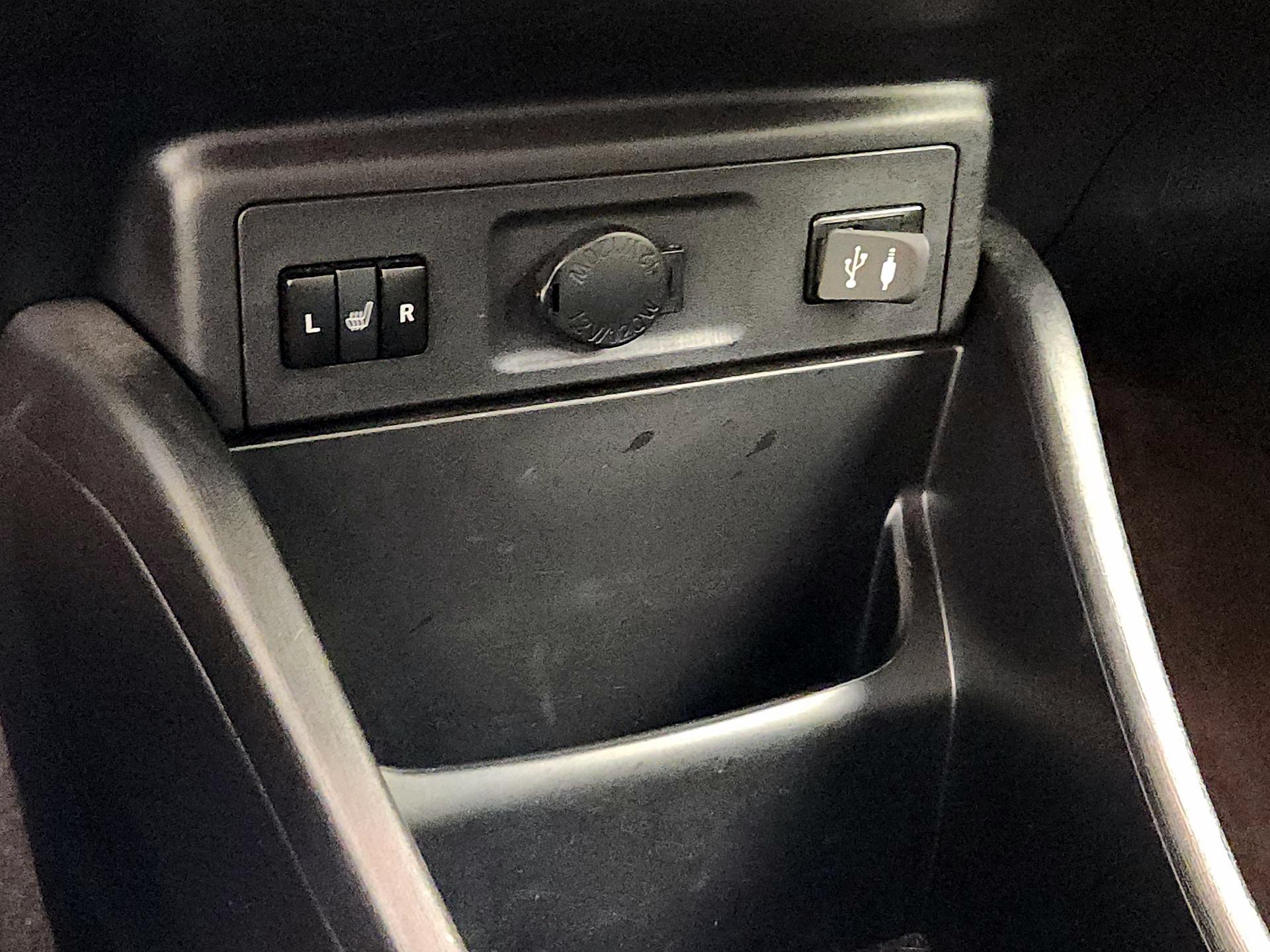 Thumbnail: 2015 Toyota Prius v - 18