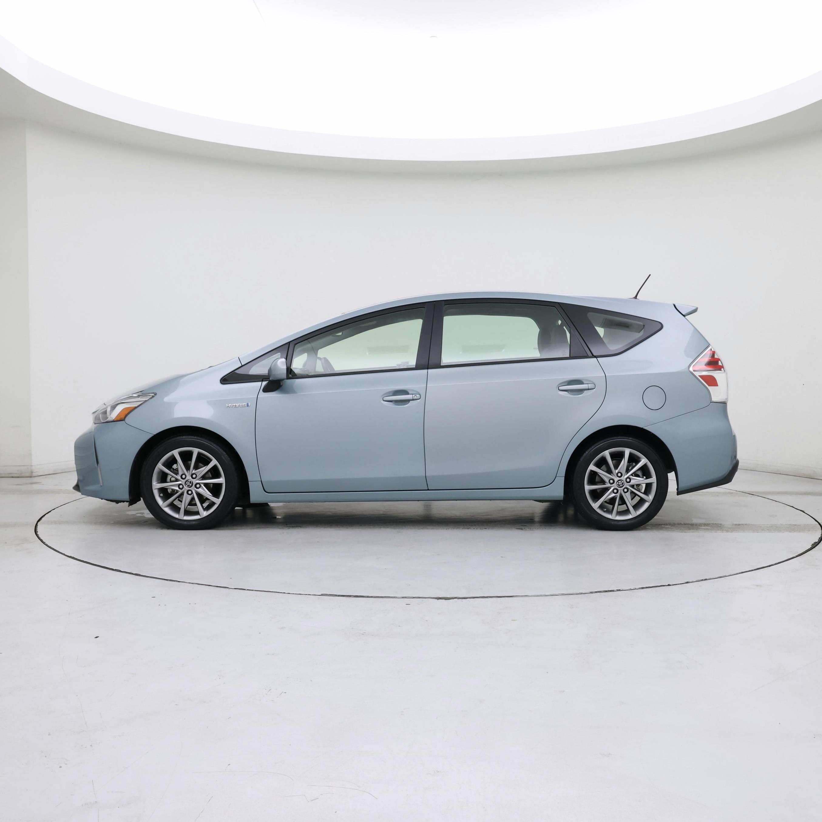 Thumbnail: 2015 Toyota Prius v - 3