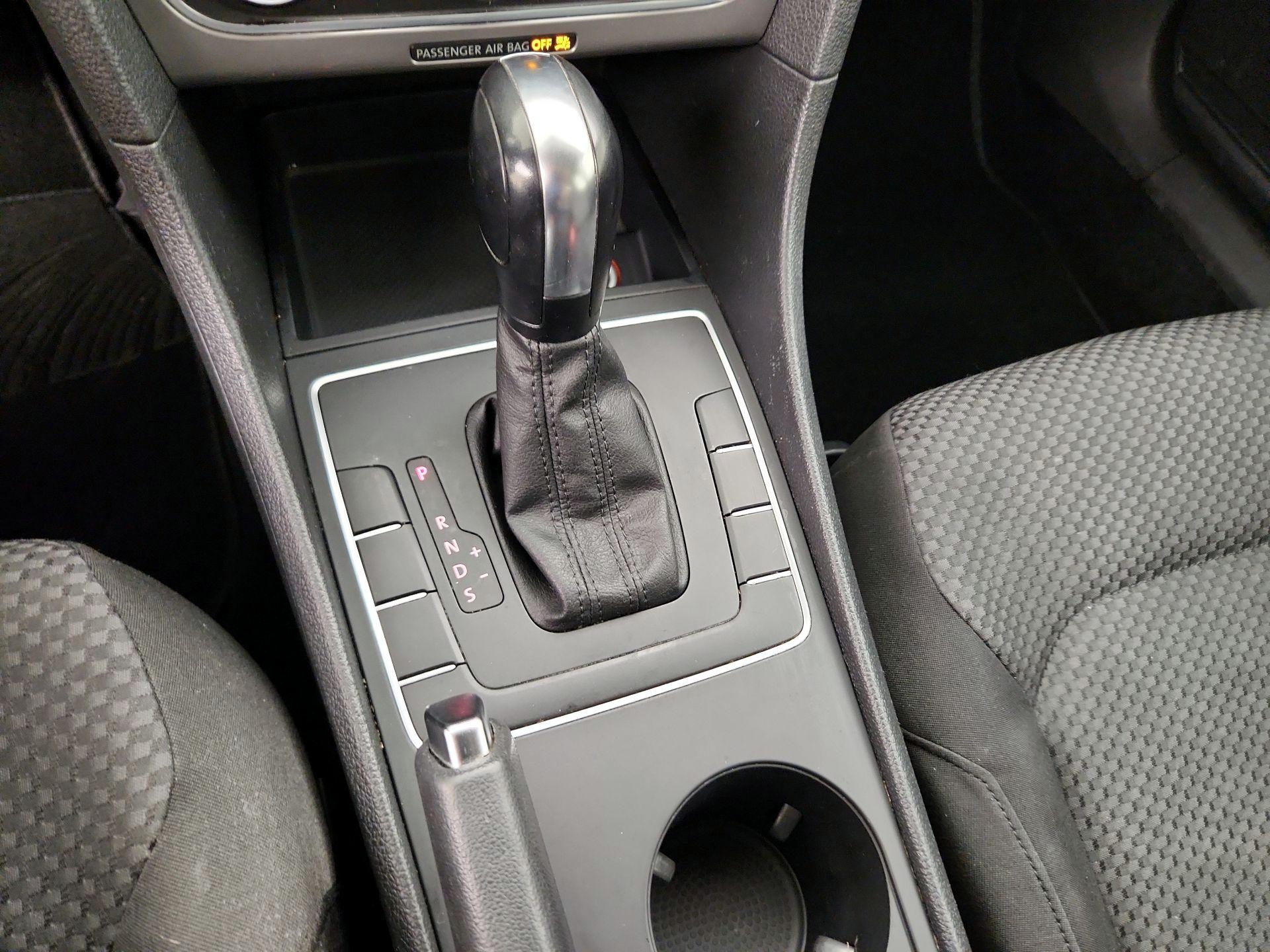 Thumbnail: 2014 Volkswagen Passat - 16