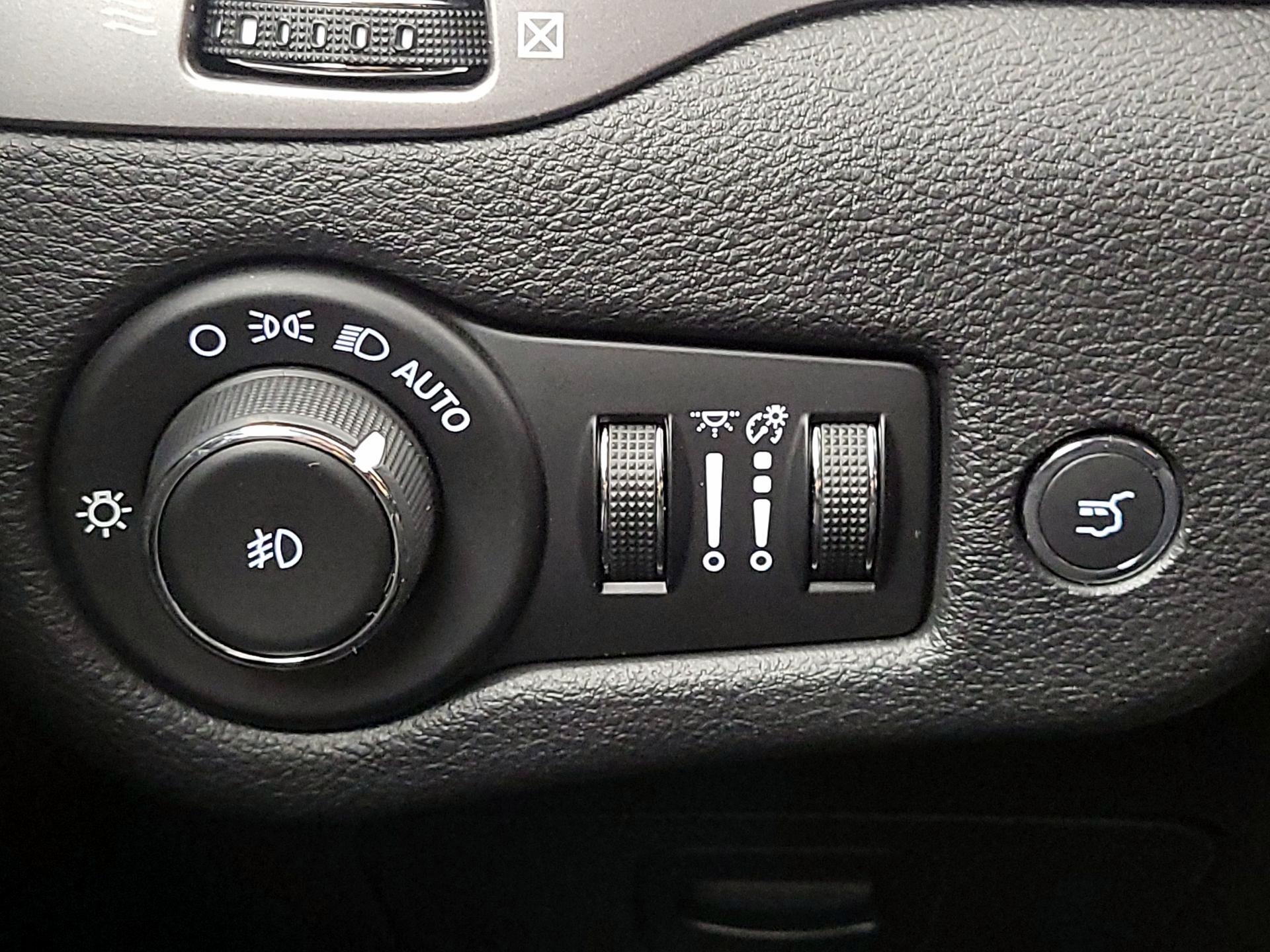 Thumbnail: 2019 Jeep Cherokee - 13