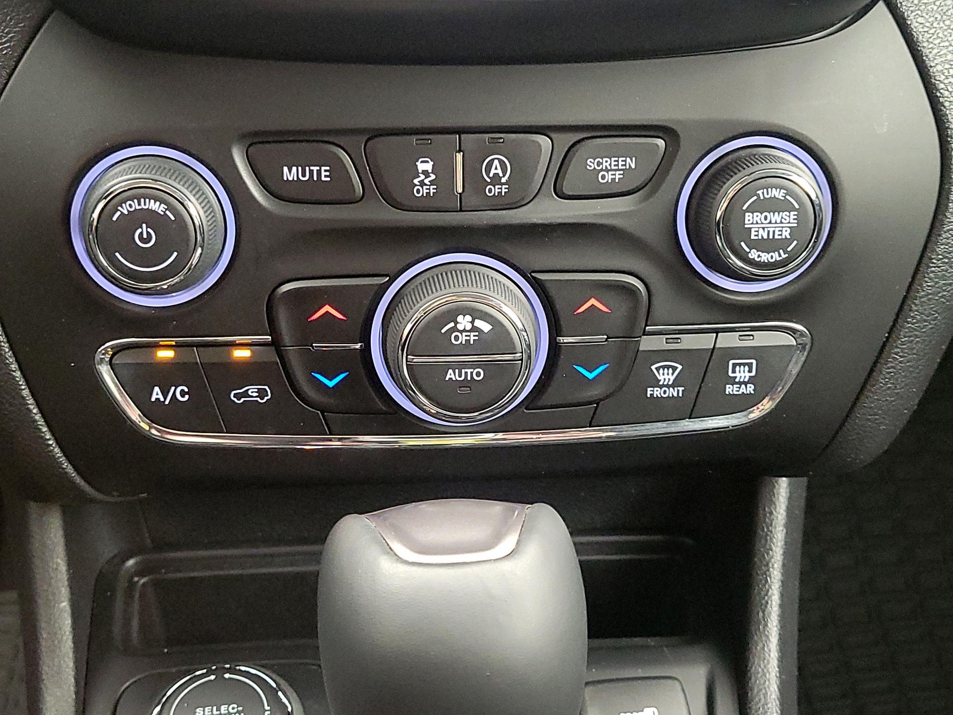 Thumbnail: 2019 Jeep Cherokee - 16