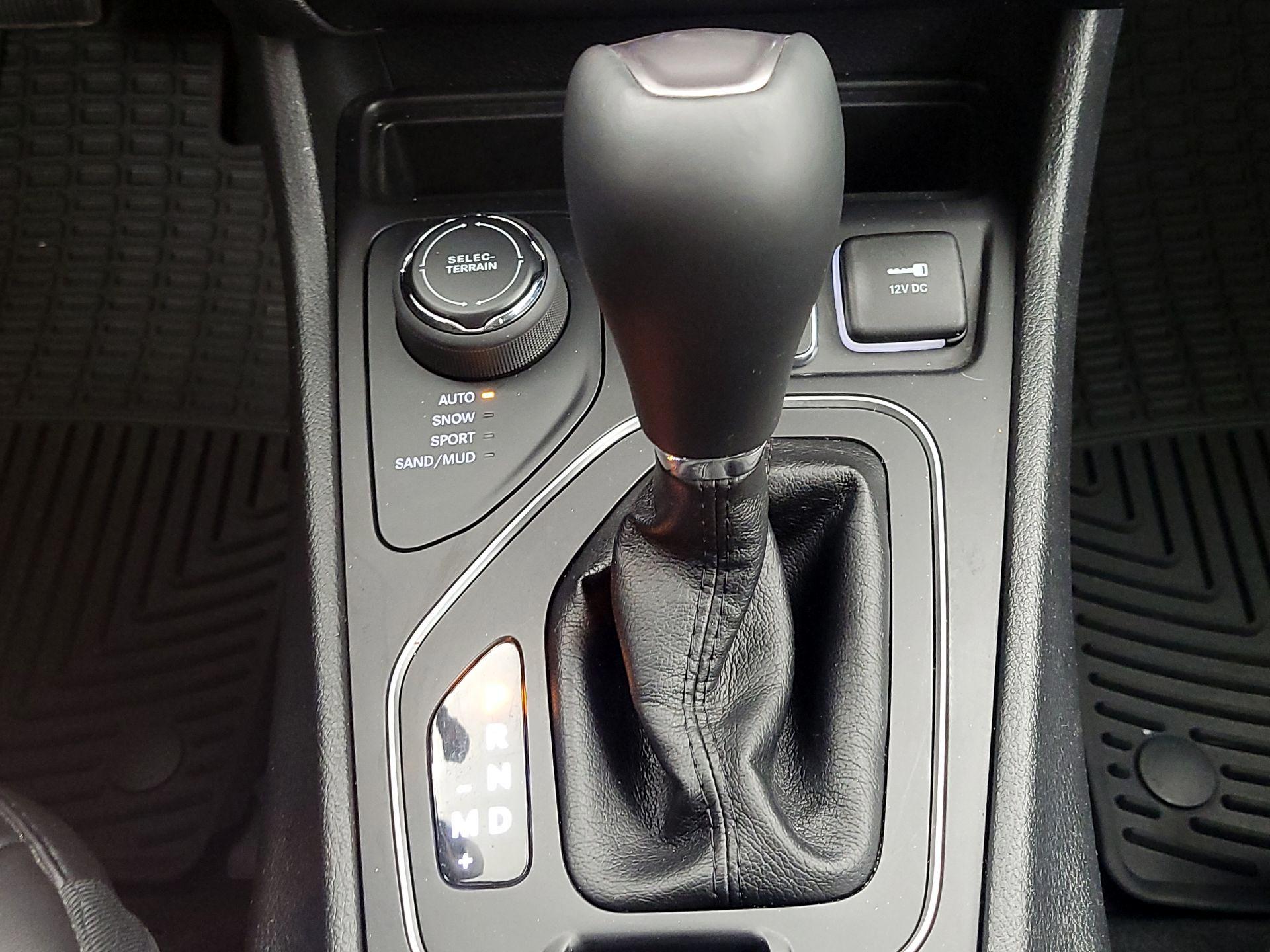 Thumbnail: 2019 Jeep Cherokee - 17