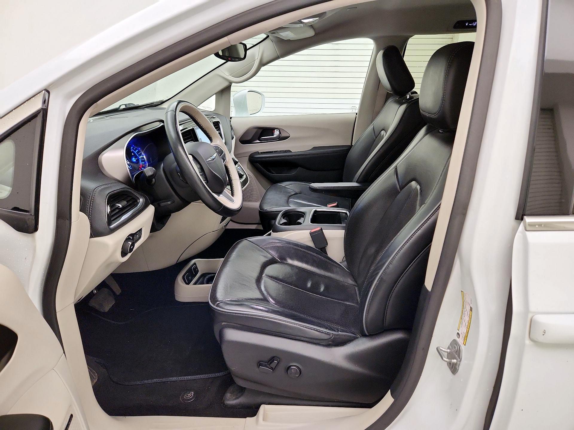 Thumbnail: 2018 Chrysler Pacifica - 11