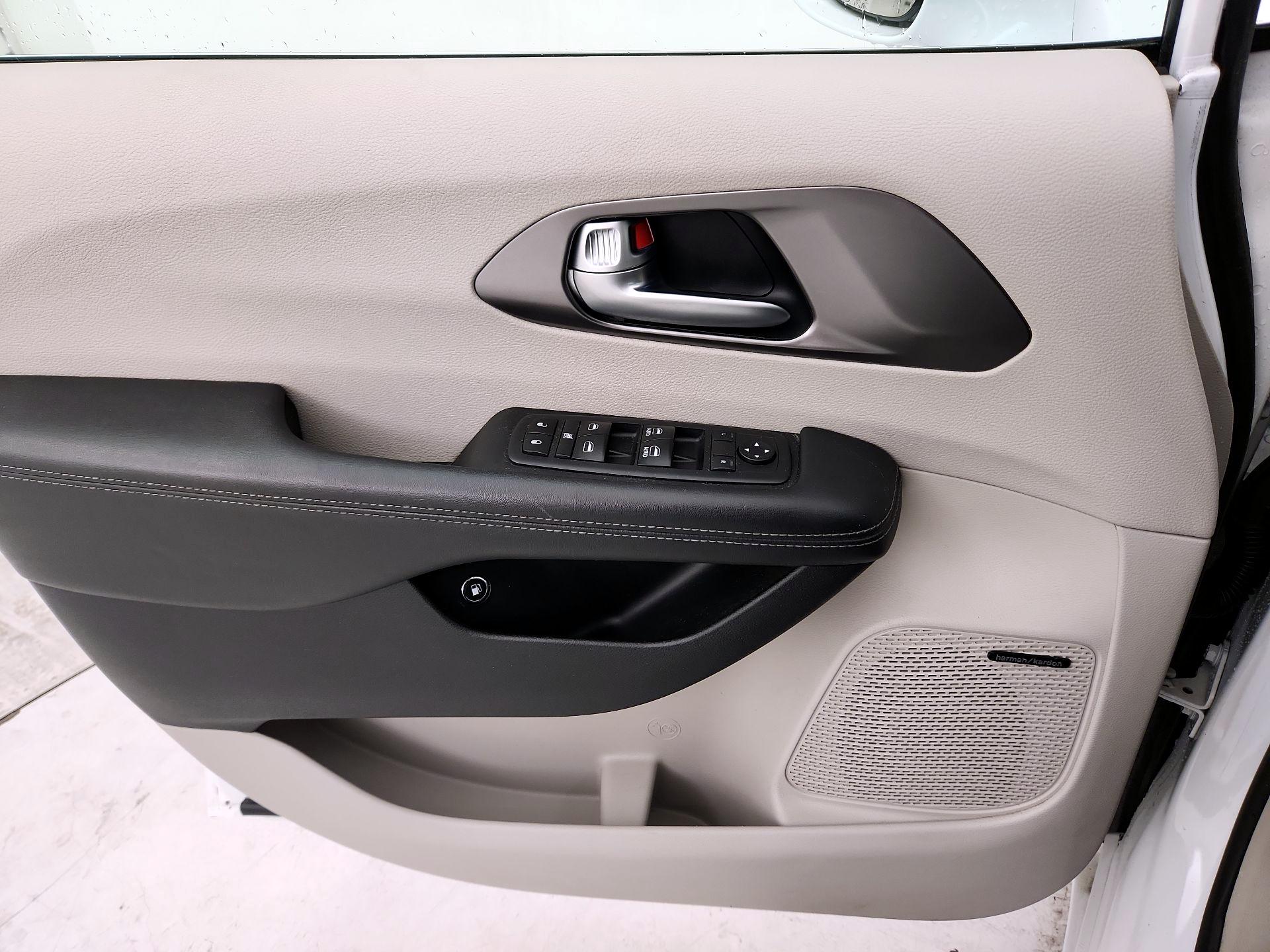 Thumbnail: 2018 Chrysler Pacifica - 12
