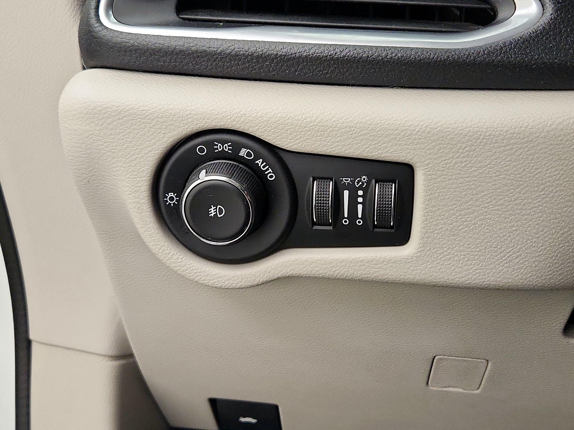 Thumbnail: 2018 Chrysler Pacifica - 13