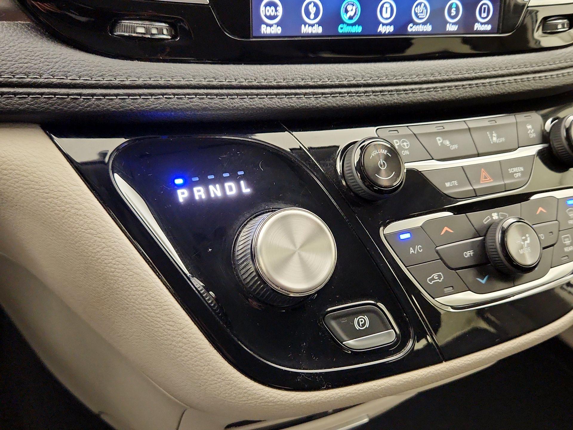 Thumbnail: 2018 Chrysler Pacifica - 18