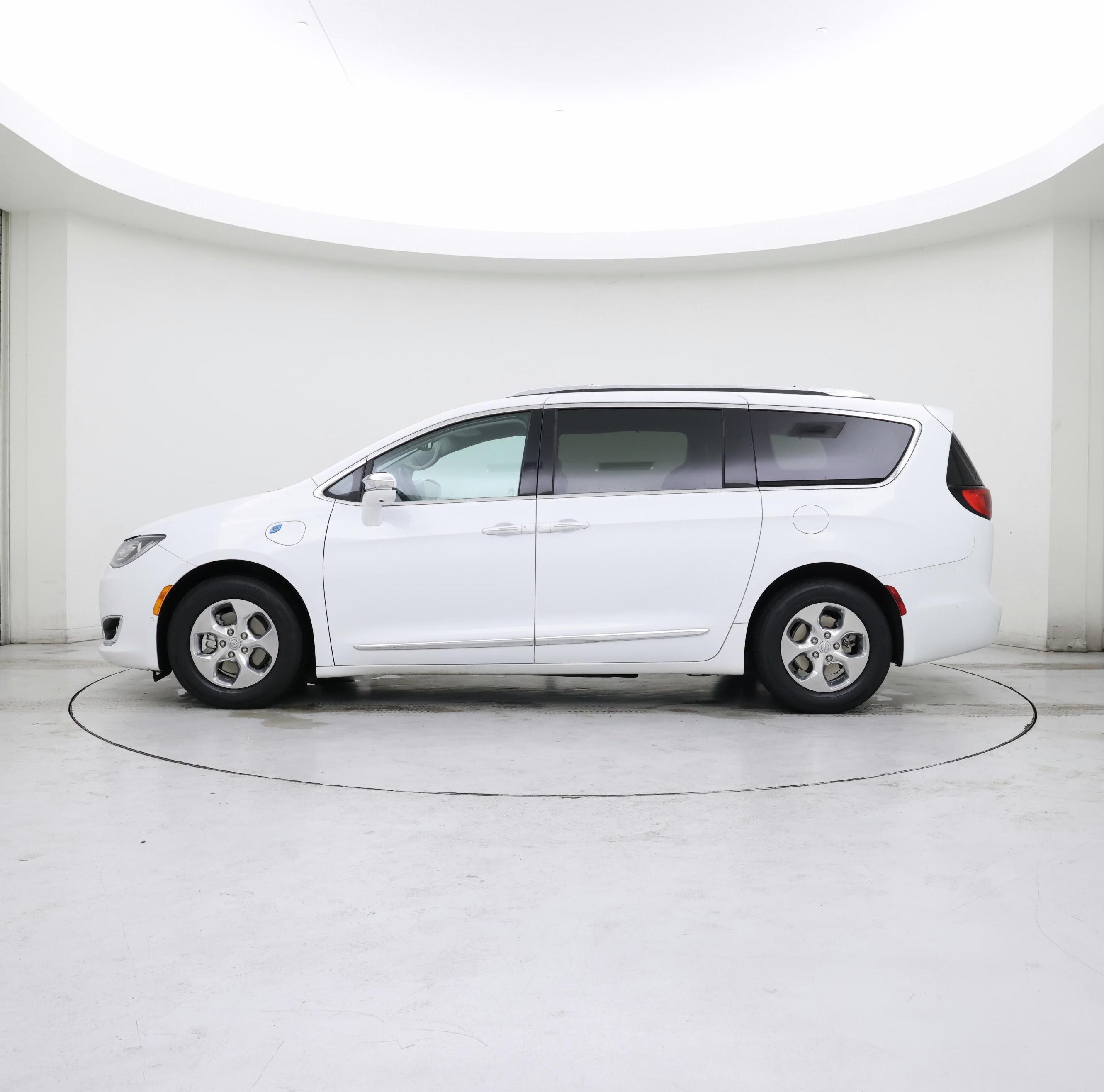 Thumbnail: 2018 Chrysler Pacifica - 3