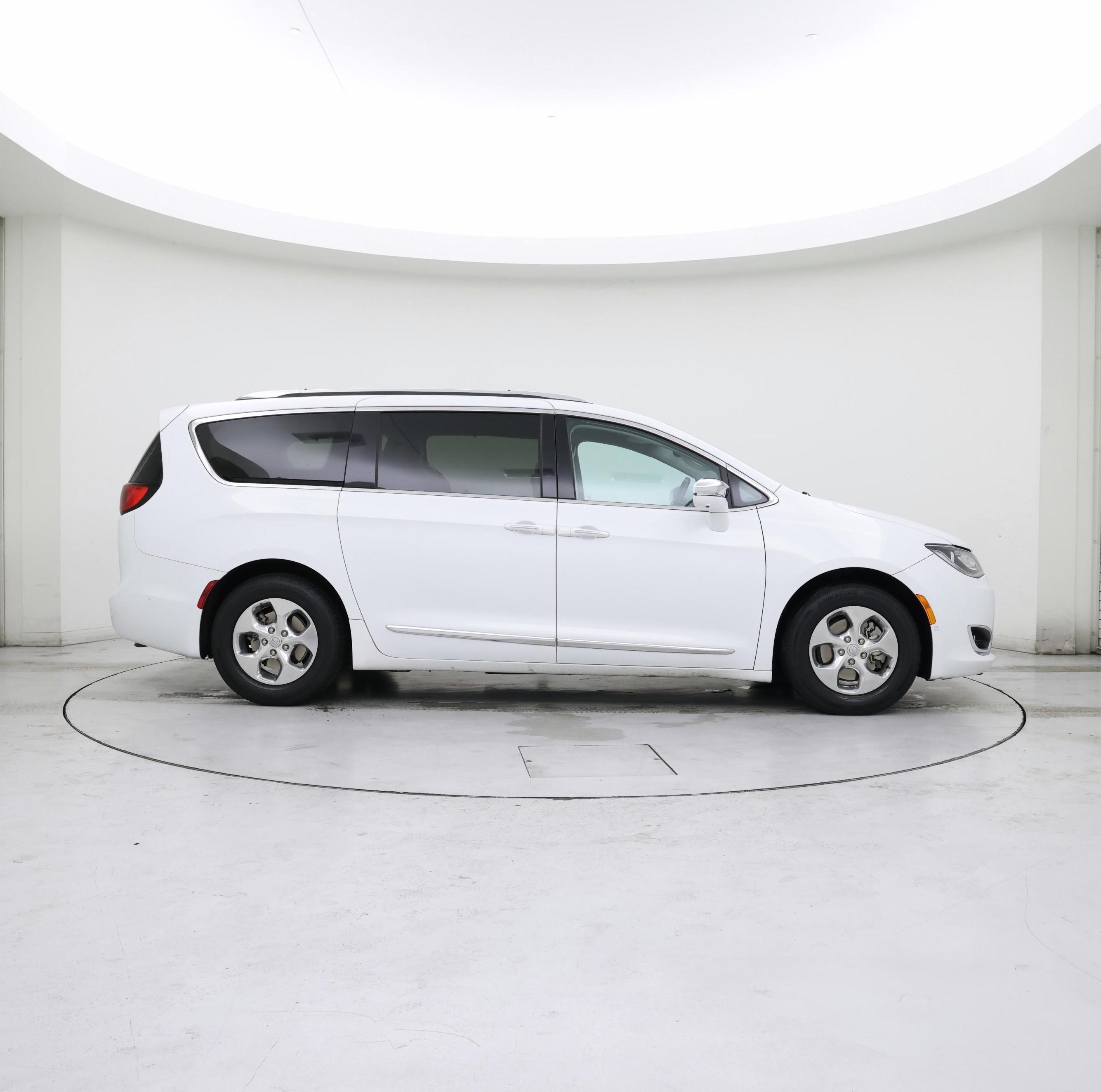 Thumbnail: 2018 Chrysler Pacifica - 7