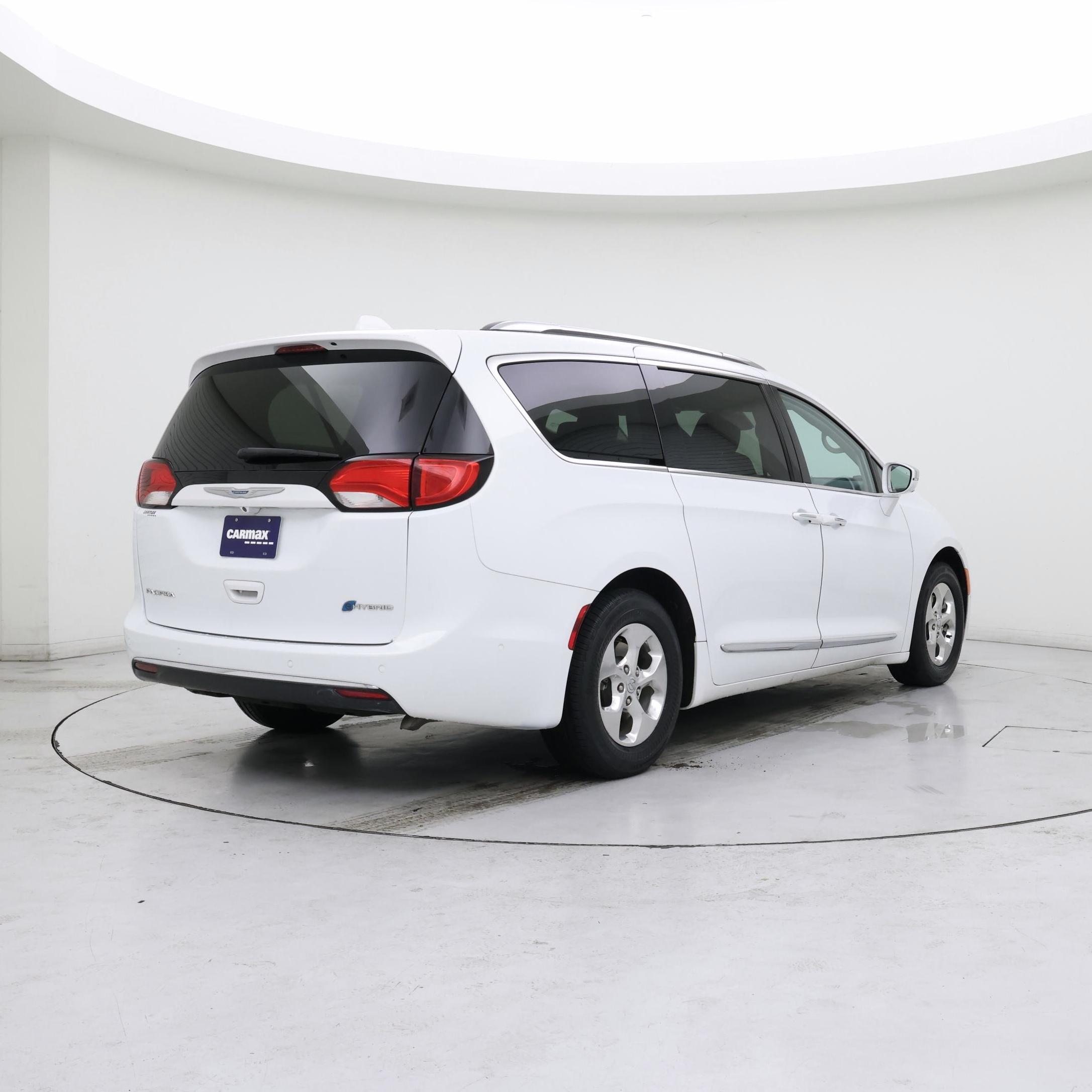 Thumbnail: 2018 Chrysler Pacifica - 8