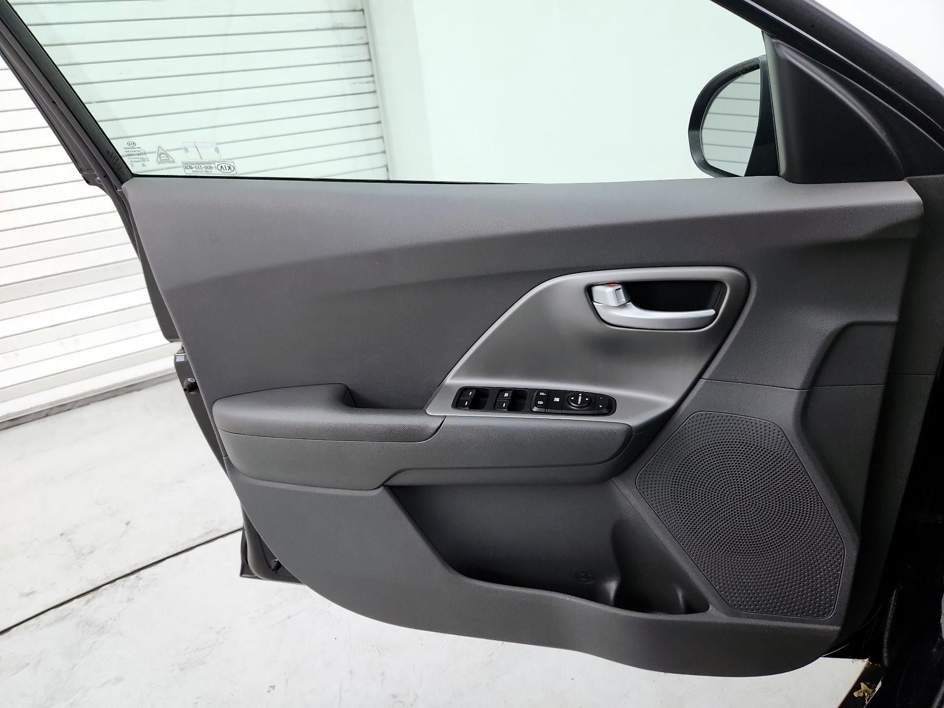 Thumbnail: 2017 Kia Niro - 12