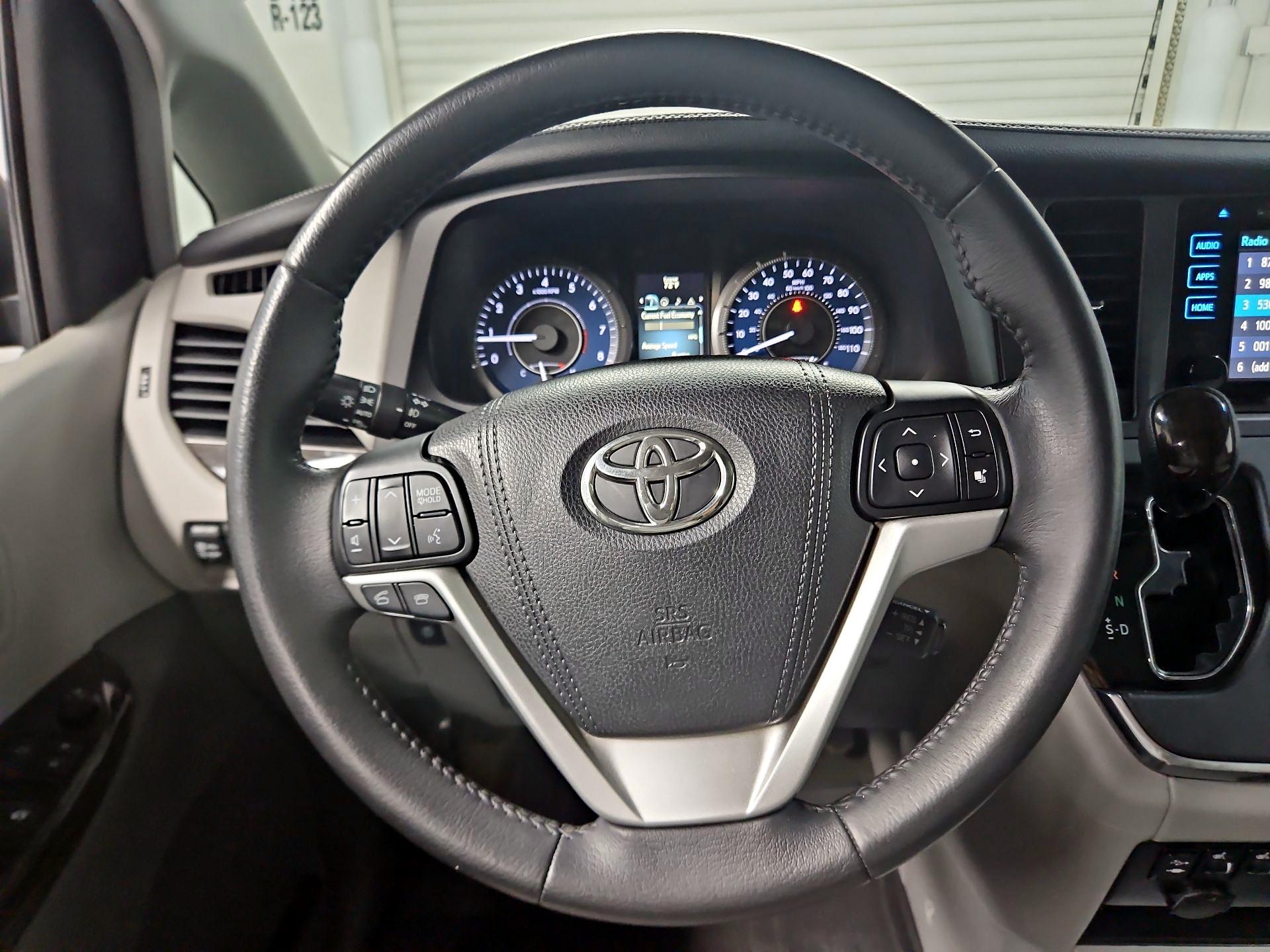 Thumbnail: 2017 Toyota Sienna - 10
