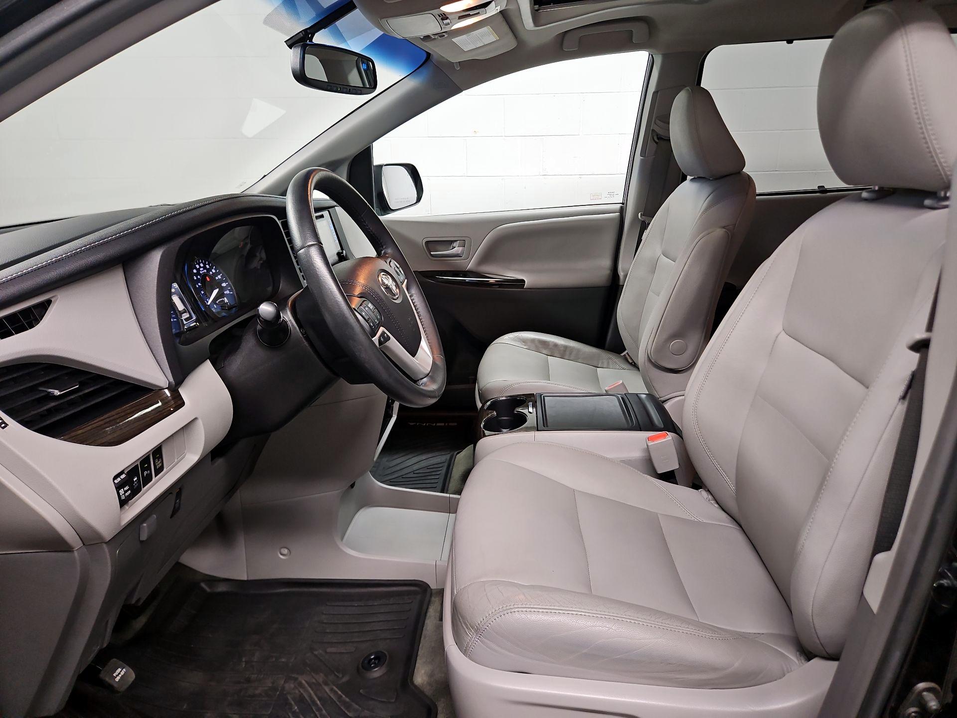 Thumbnail: 2017 Toyota Sienna - 11