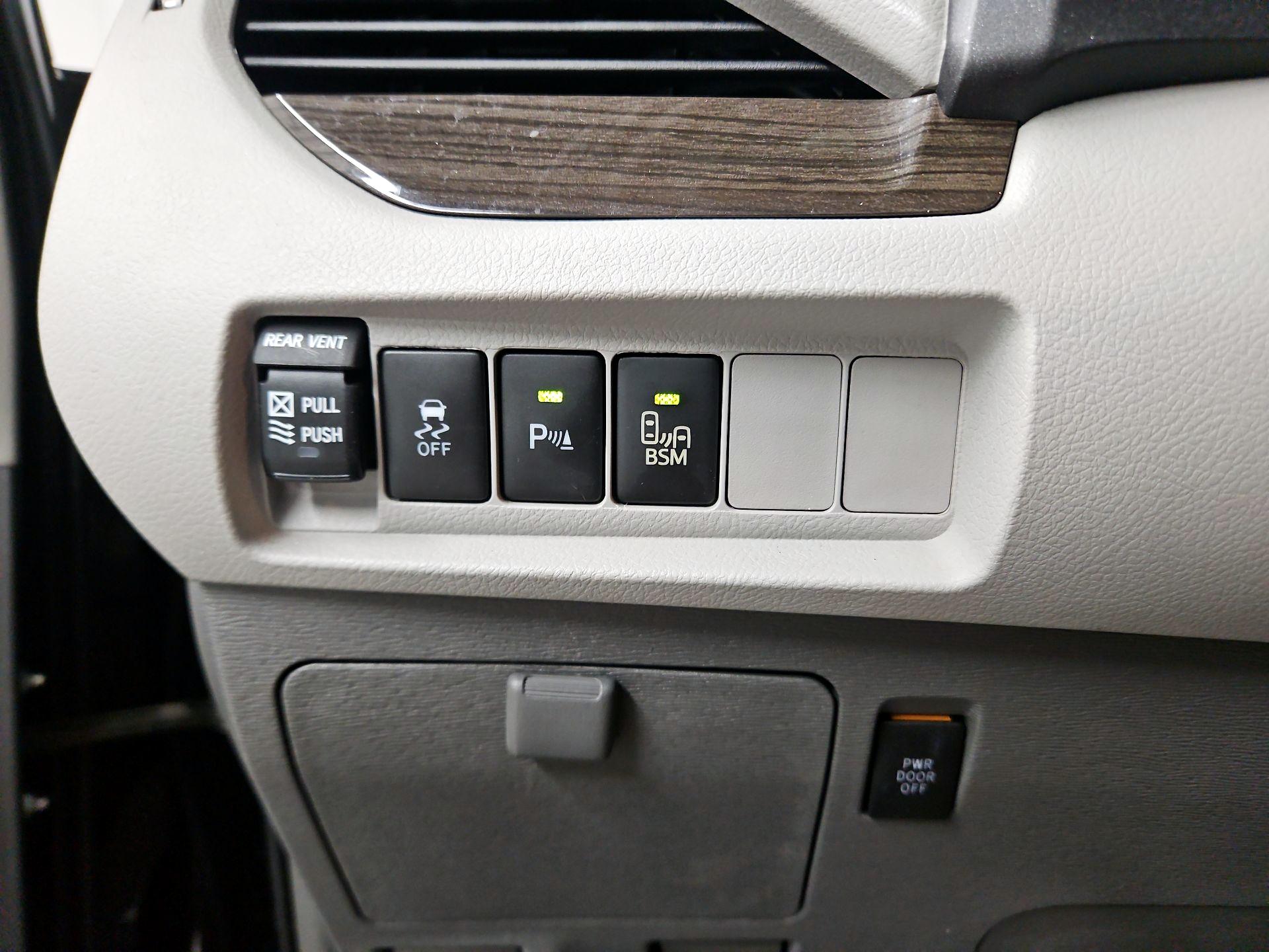 Thumbnail: 2017 Toyota Sienna - 13