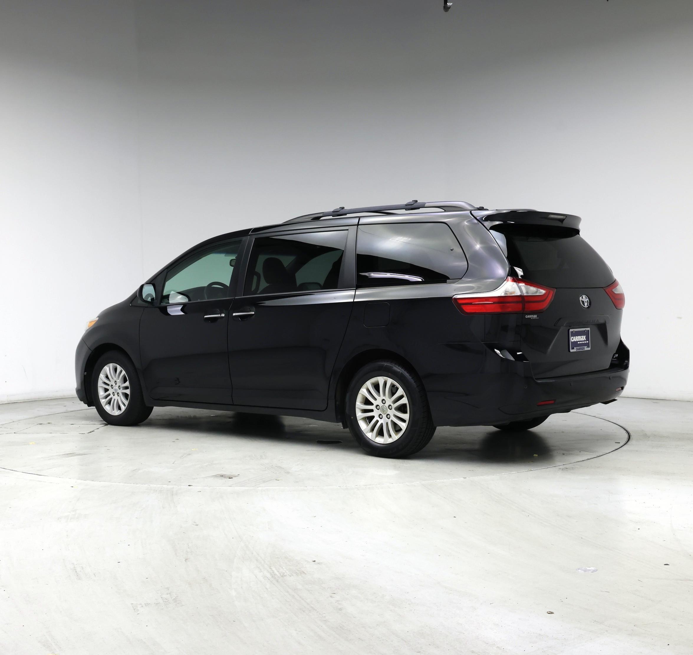 Thumbnail: 2017 Toyota Sienna - 2