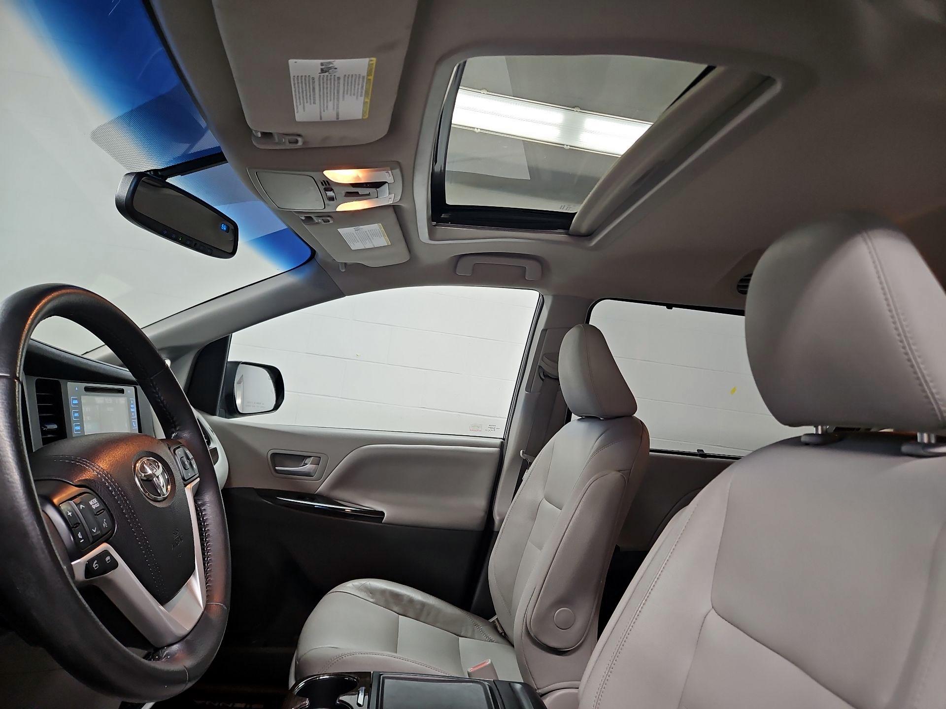 Thumbnail: 2017 Toyota Sienna - 20