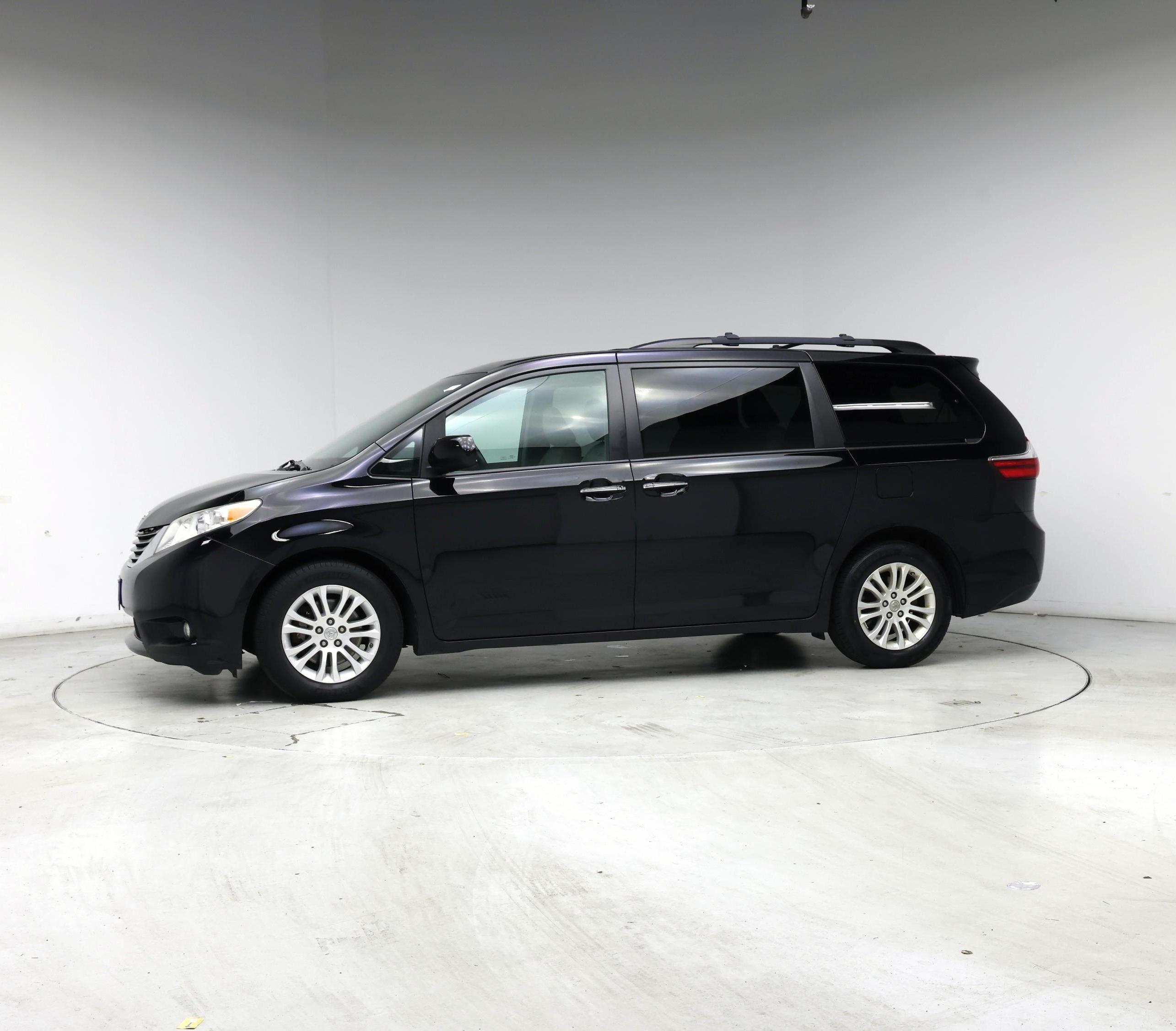 Thumbnail: 2017 Toyota Sienna - 3