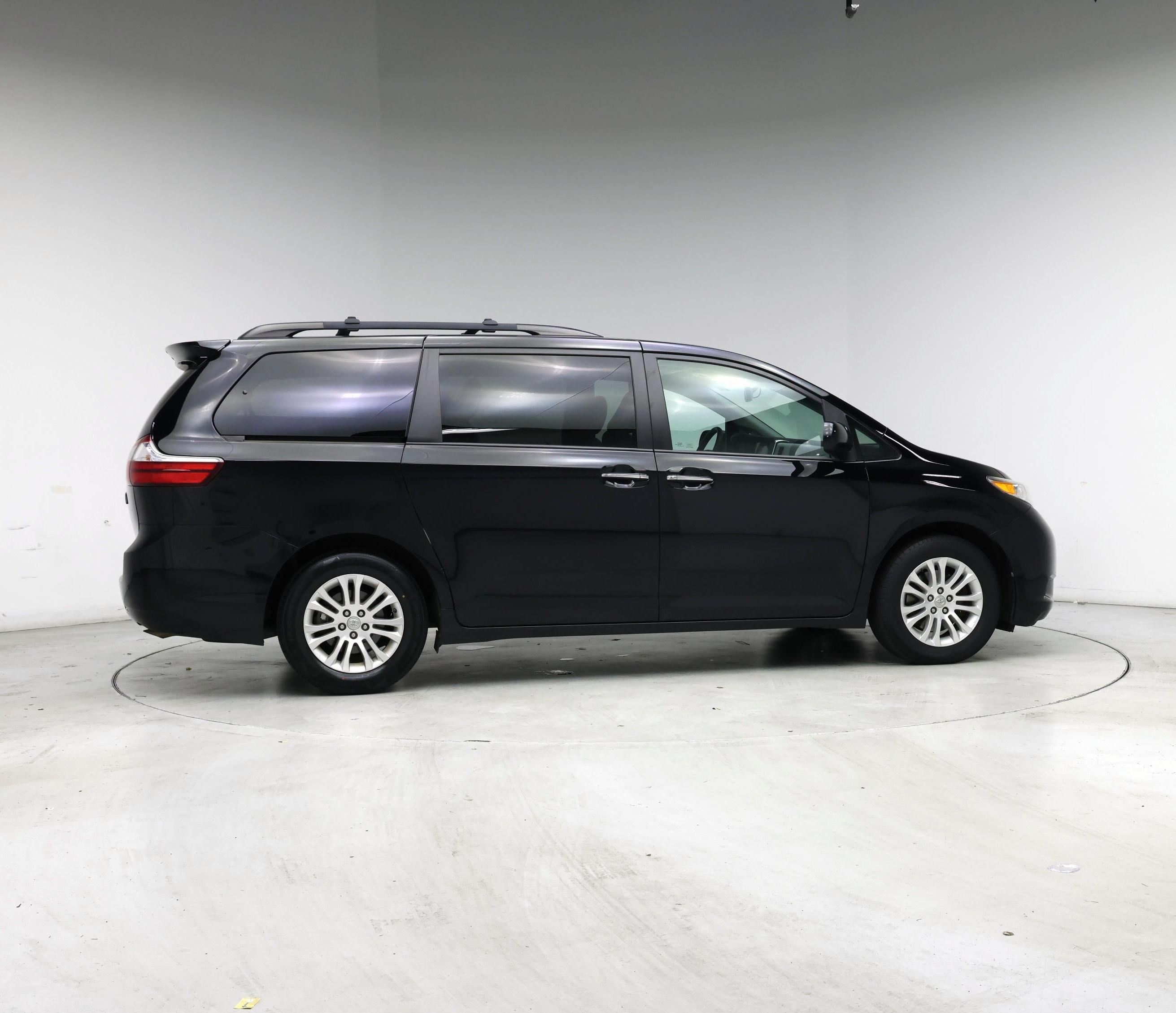 Thumbnail: 2017 Toyota Sienna - 7