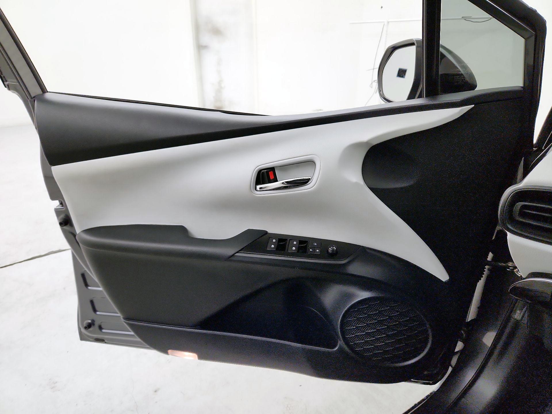 Thumbnail: 2016 Toyota Prius - 12