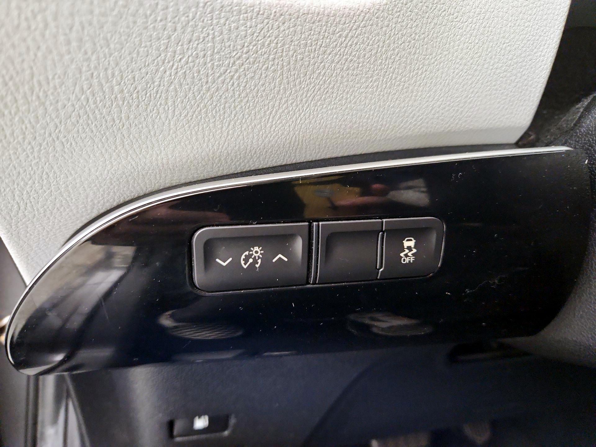 Thumbnail: 2016 Toyota Prius - 13