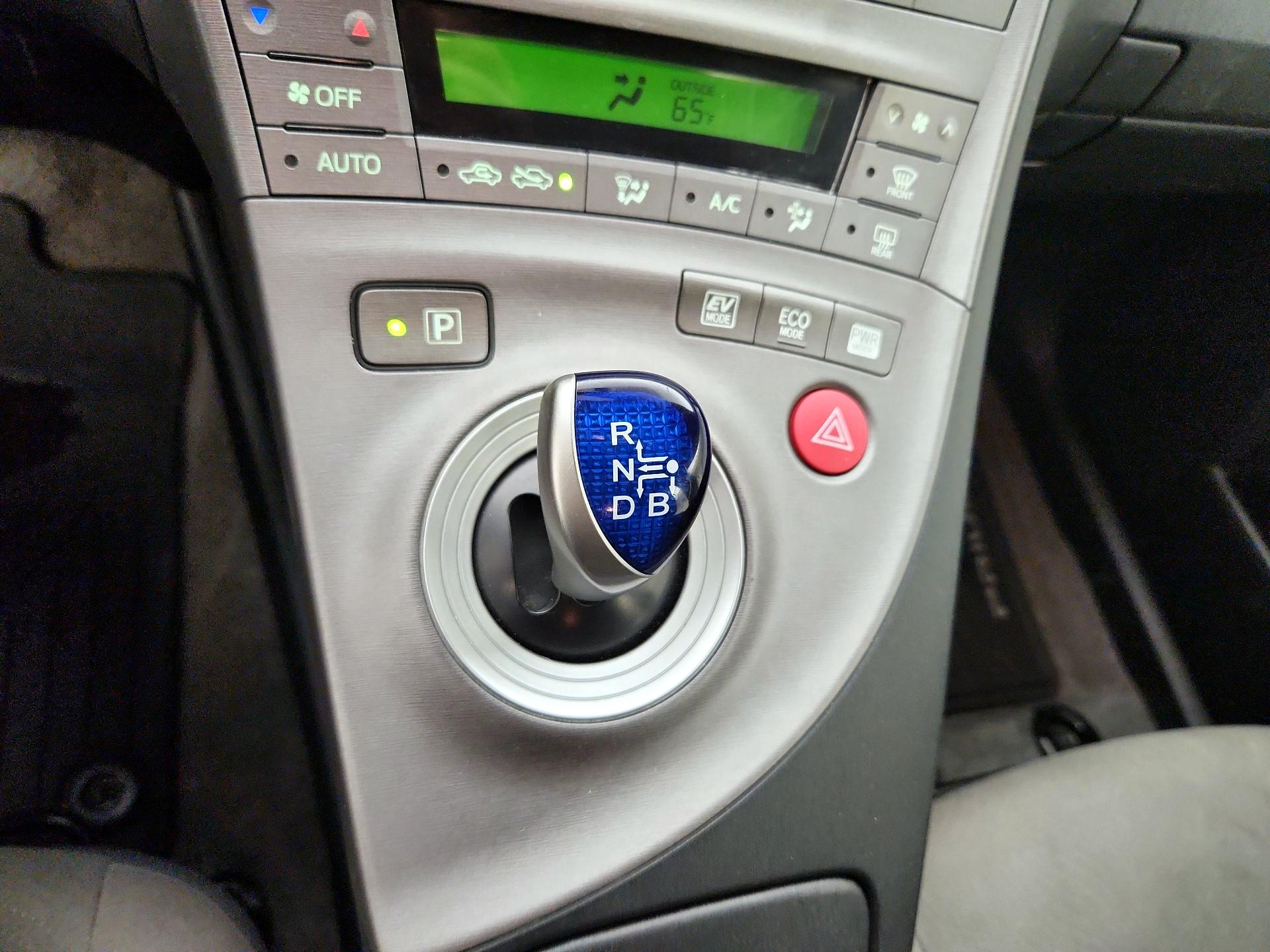 Thumbnail: 2015 Toyota Prius - 17