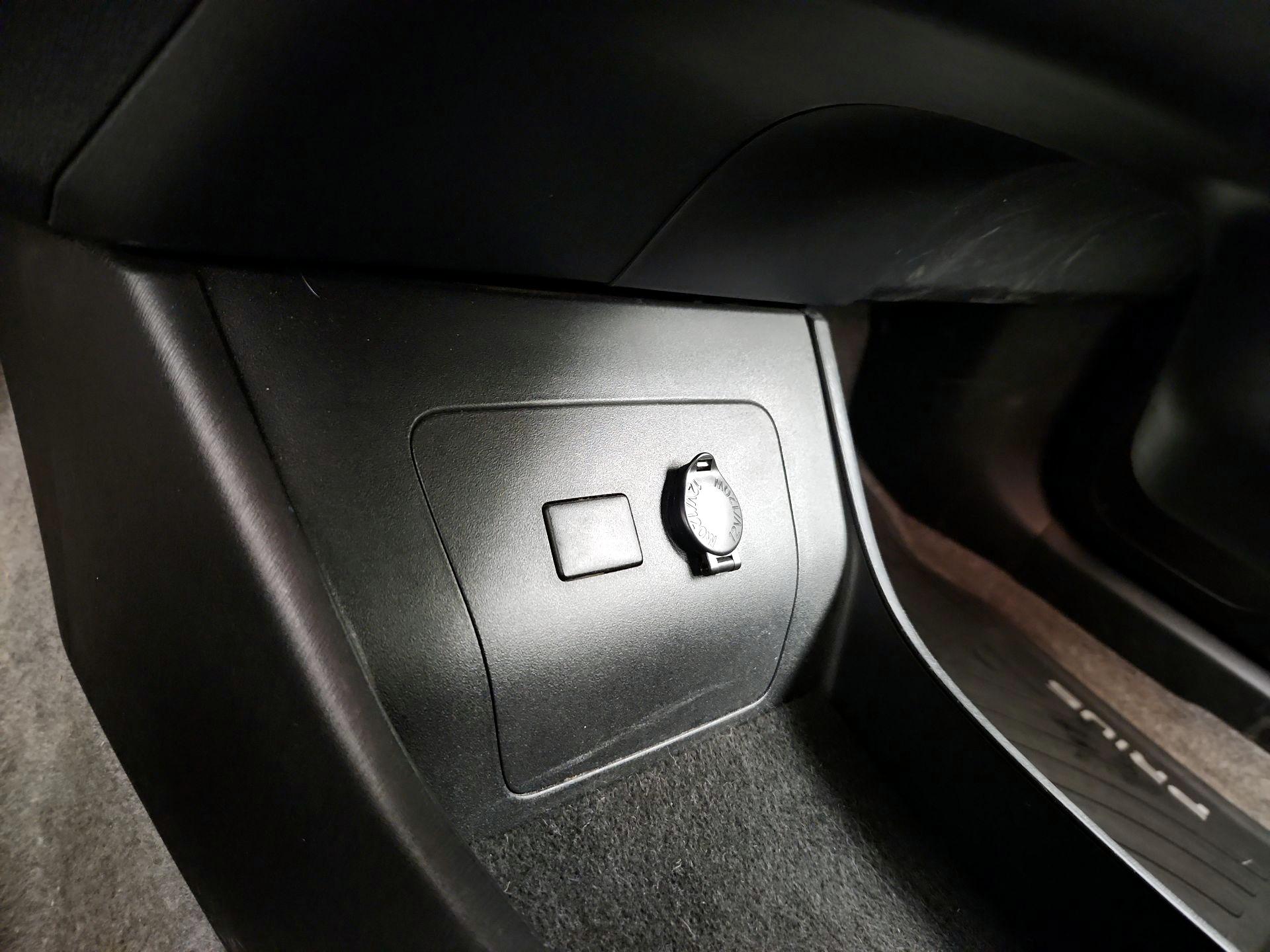 Thumbnail: 2015 Toyota Prius - 18