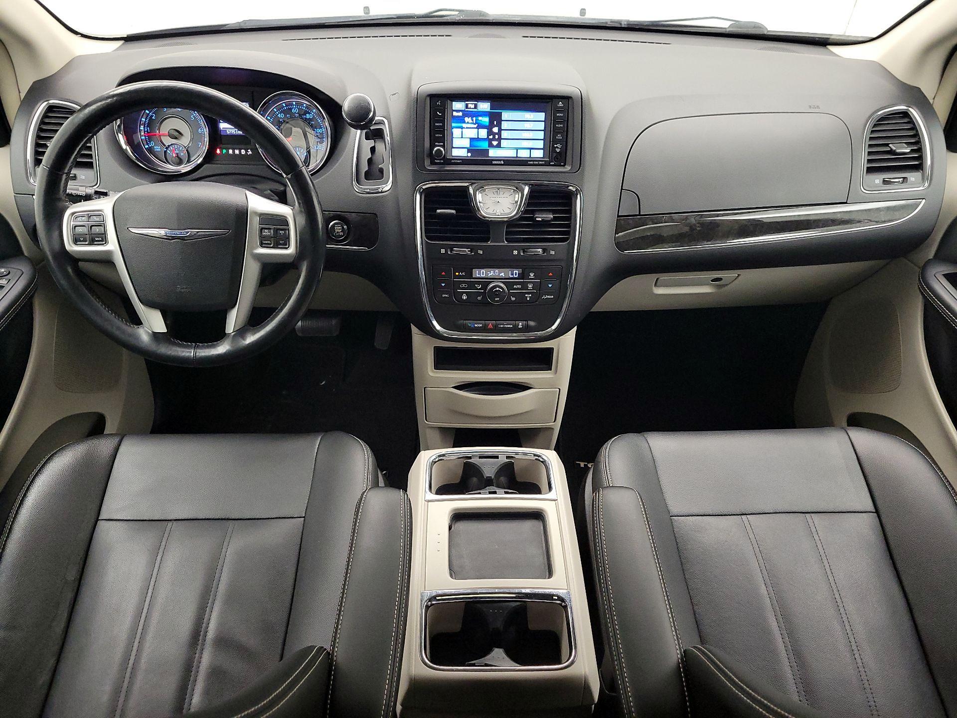 Thumbnail: 2016 Chrysler Town & Country - 9