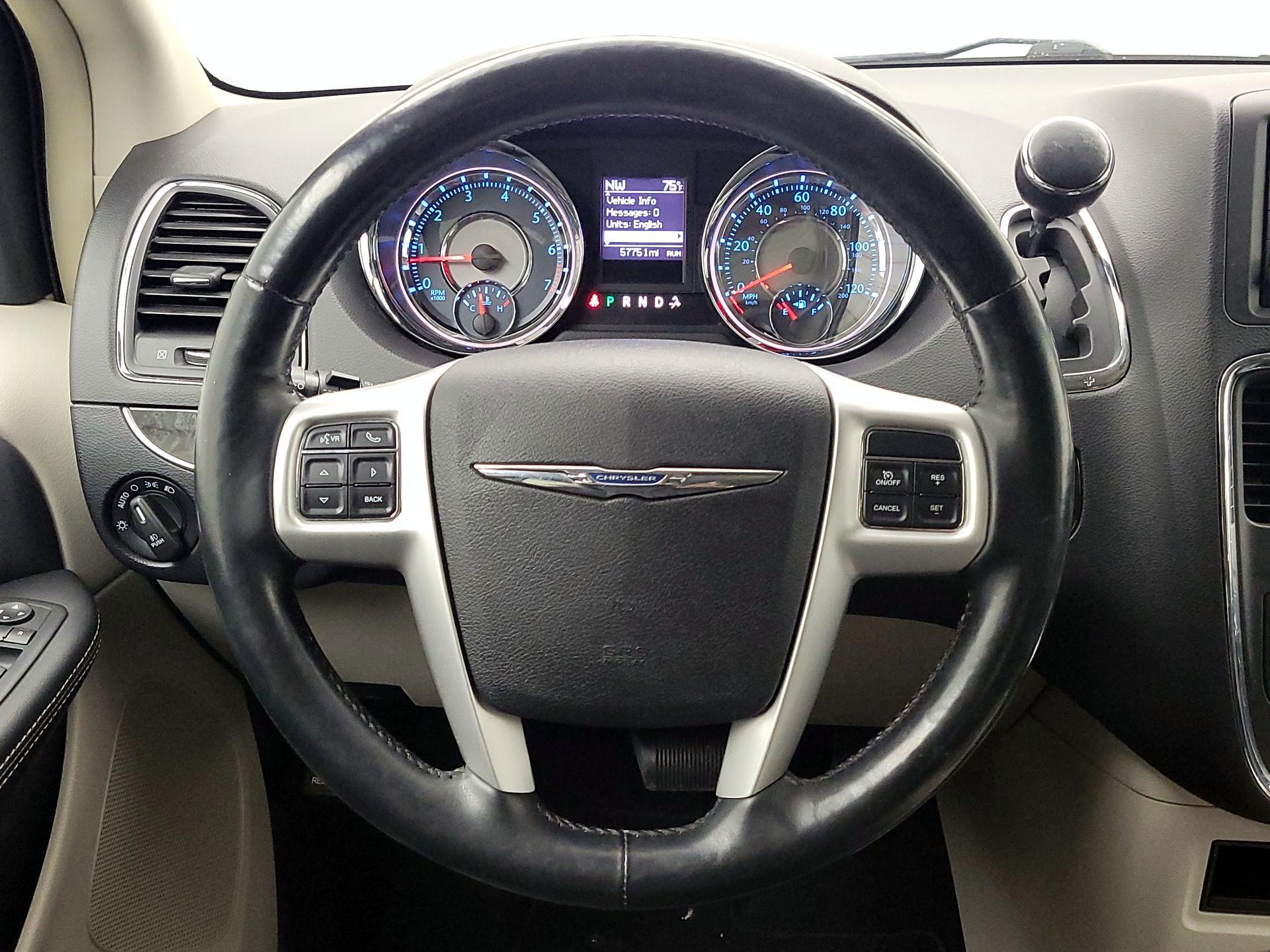 Thumbnail: 2016 Chrysler Town & Country - 10