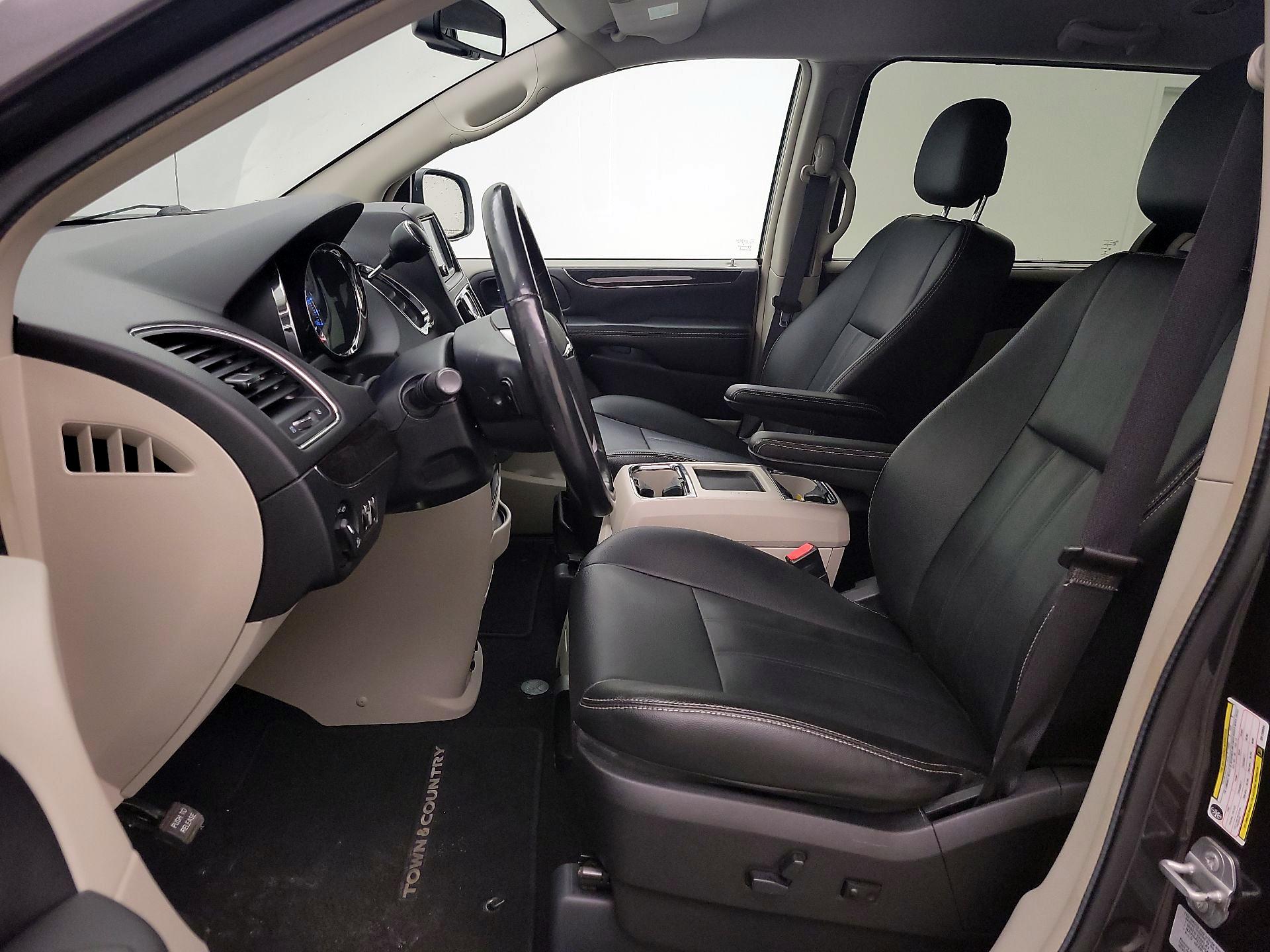 Thumbnail: 2016 Chrysler Town & Country - 11