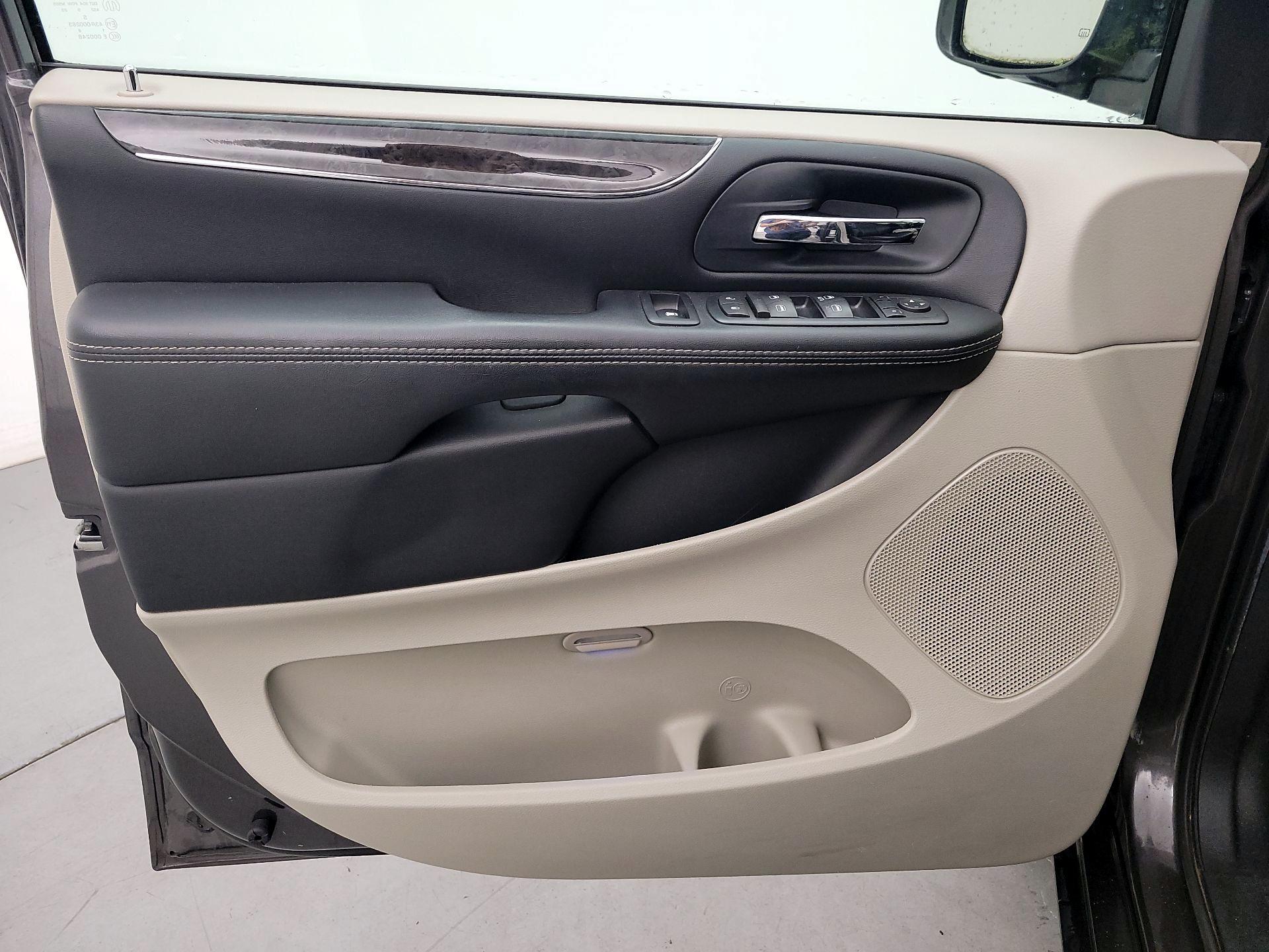 Thumbnail: 2016 Chrysler Town & Country - 12