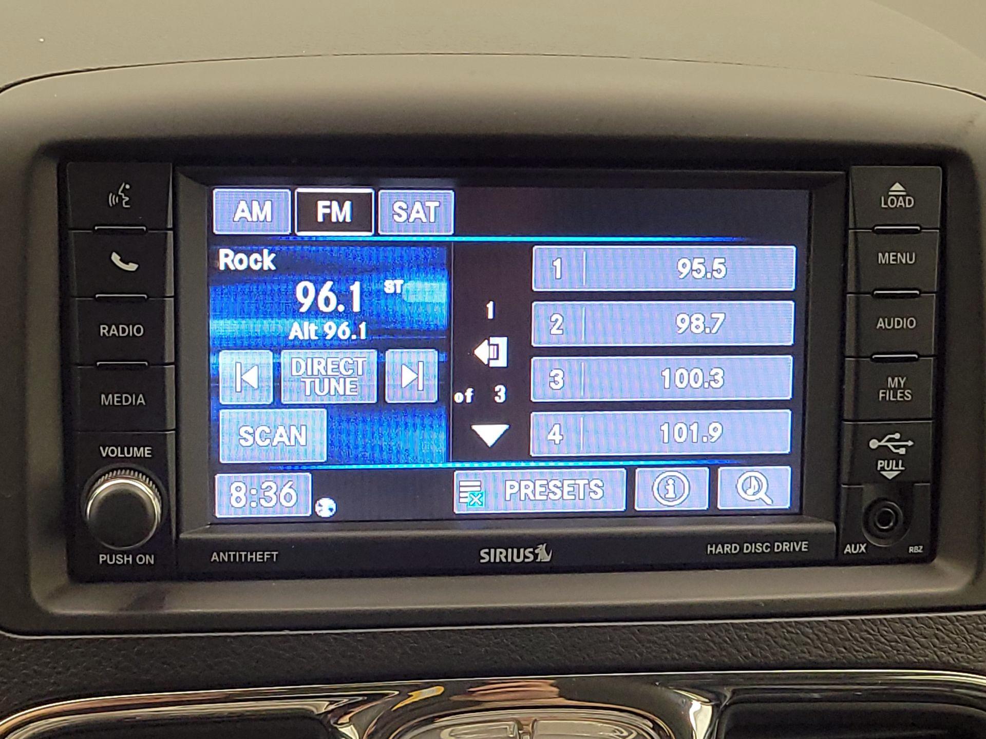Thumbnail: 2016 Chrysler Town & Country - 15