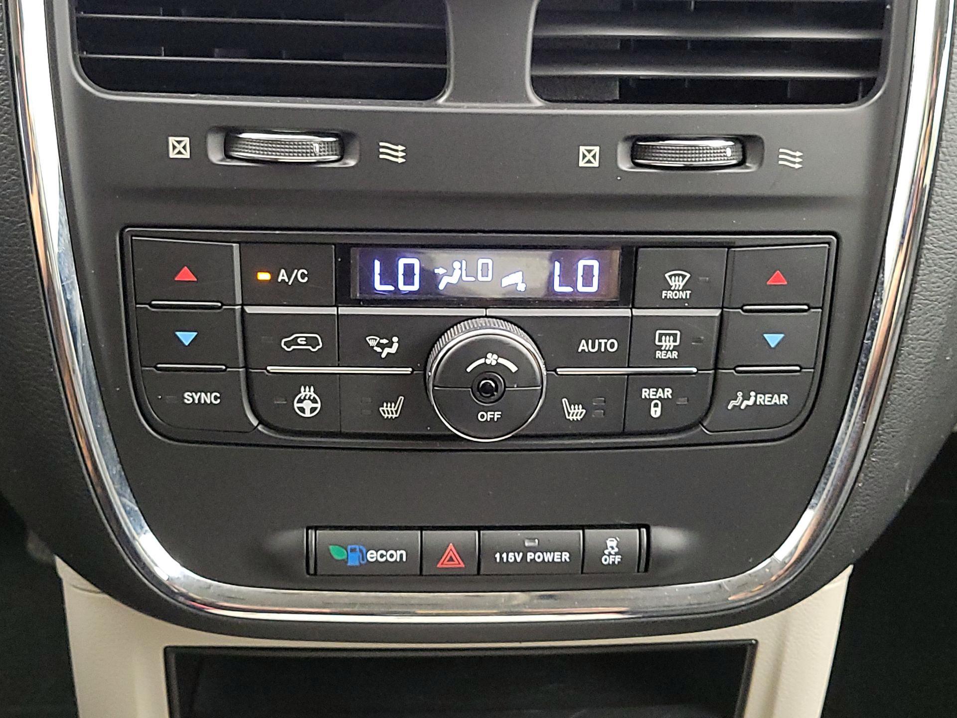 Thumbnail: 2016 Chrysler Town & Country - 16