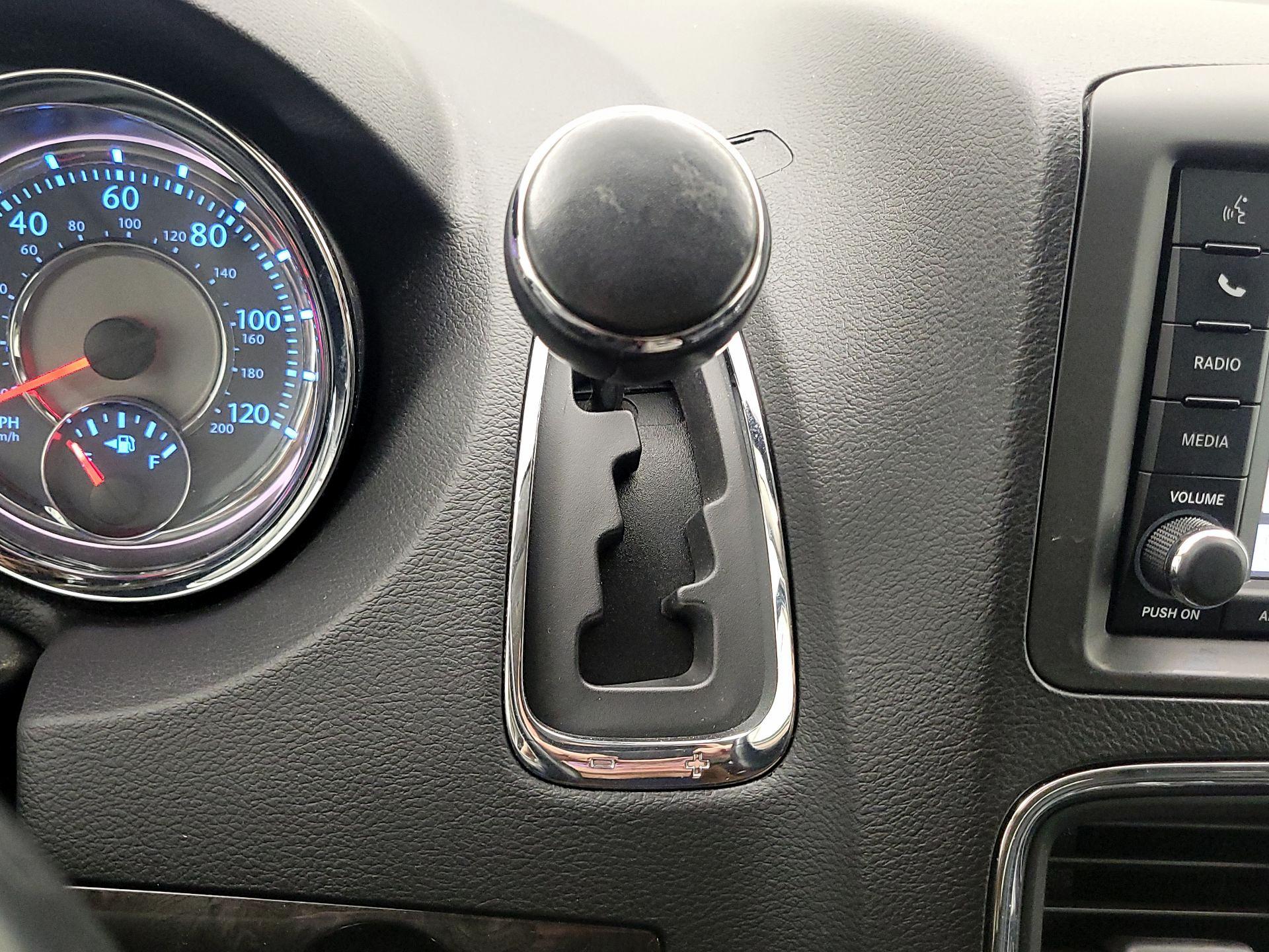 Thumbnail: 2016 Chrysler Town & Country - 17