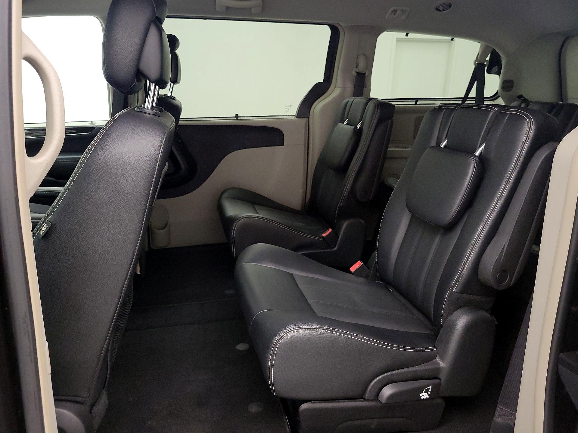 Thumbnail: 2016 Chrysler Town & Country - 19