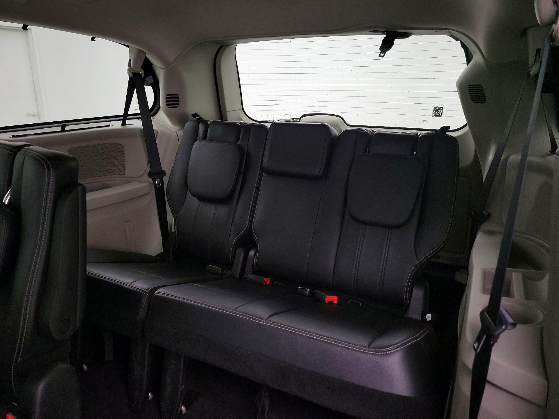 Thumbnail: 2016 Chrysler Town & Country - 20